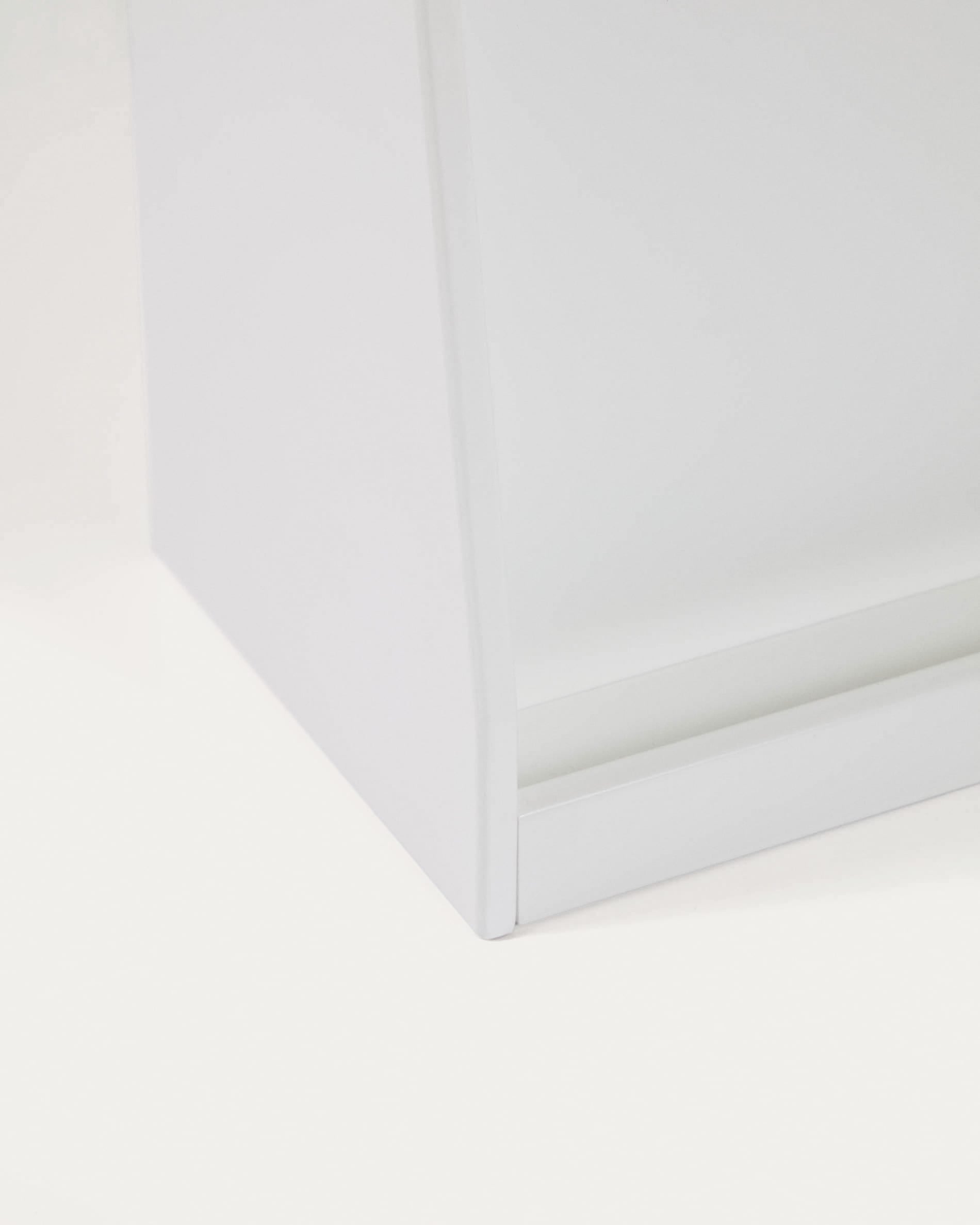 Elegantes Adiventina Bücherregal aus weißem MDF, 59,5 x 69,5 cm, von Kave Home. Perfekt für stilvolle Aufbewahrung.