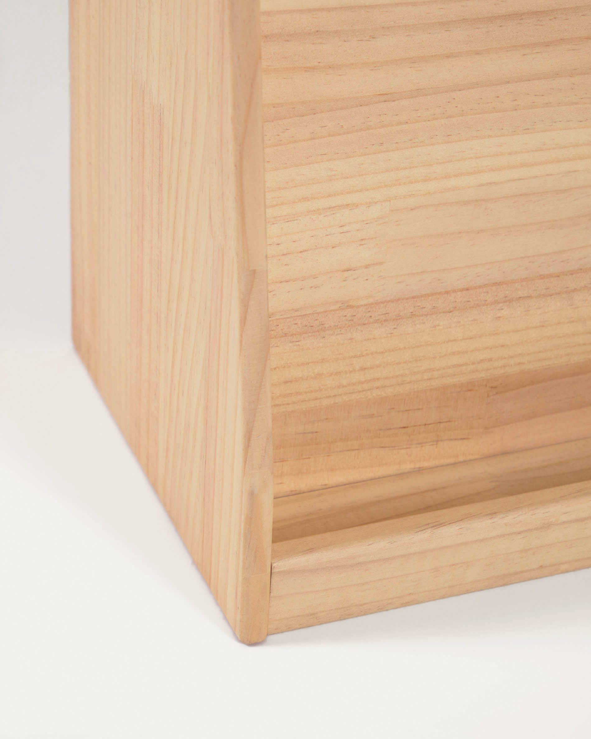 Das Adiventina Bücherregal aus Kiefernholz kombiniert Funktionalität und Stil, ideal für Bücher und Dekoration in natürlichem Design.
