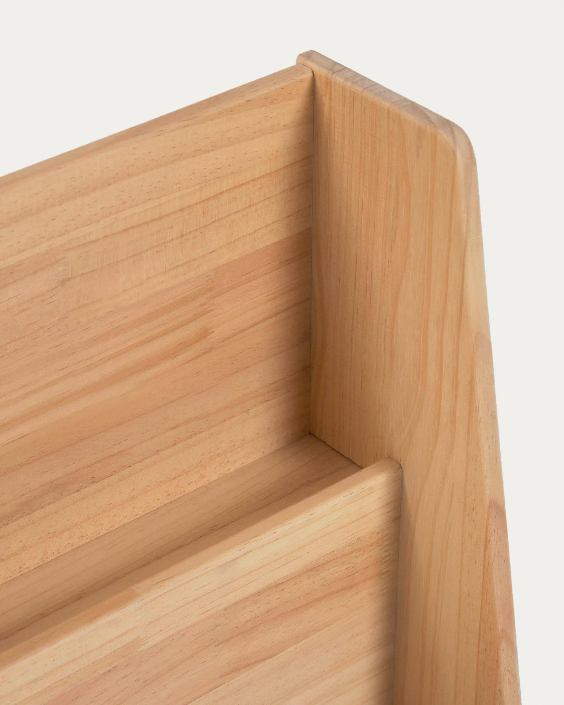Das Adiventina Regal aus Kiefernholz bietet praktischen Stauraum und ein zeitloses Design, perfekt für Bücher und Dekoration.