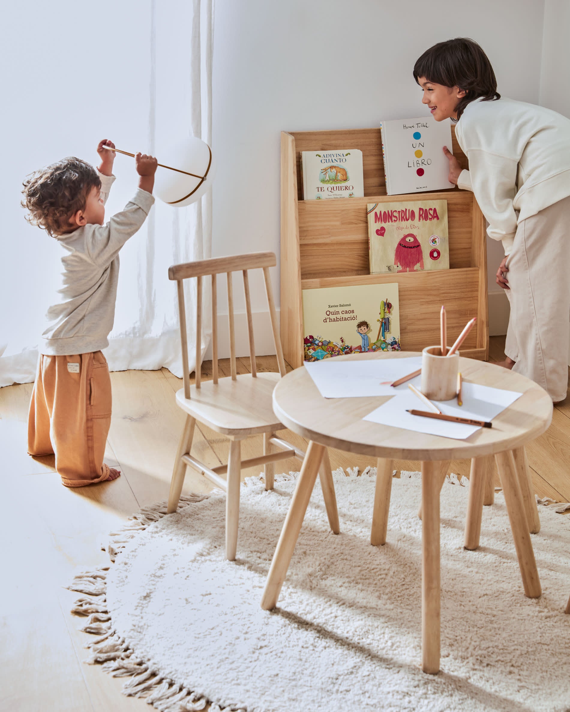 Kompaktes Kiefernholzregal, ideal für Kinderzimmer: robust, sicher, fördert Ordnung und Selbstständigkeit.