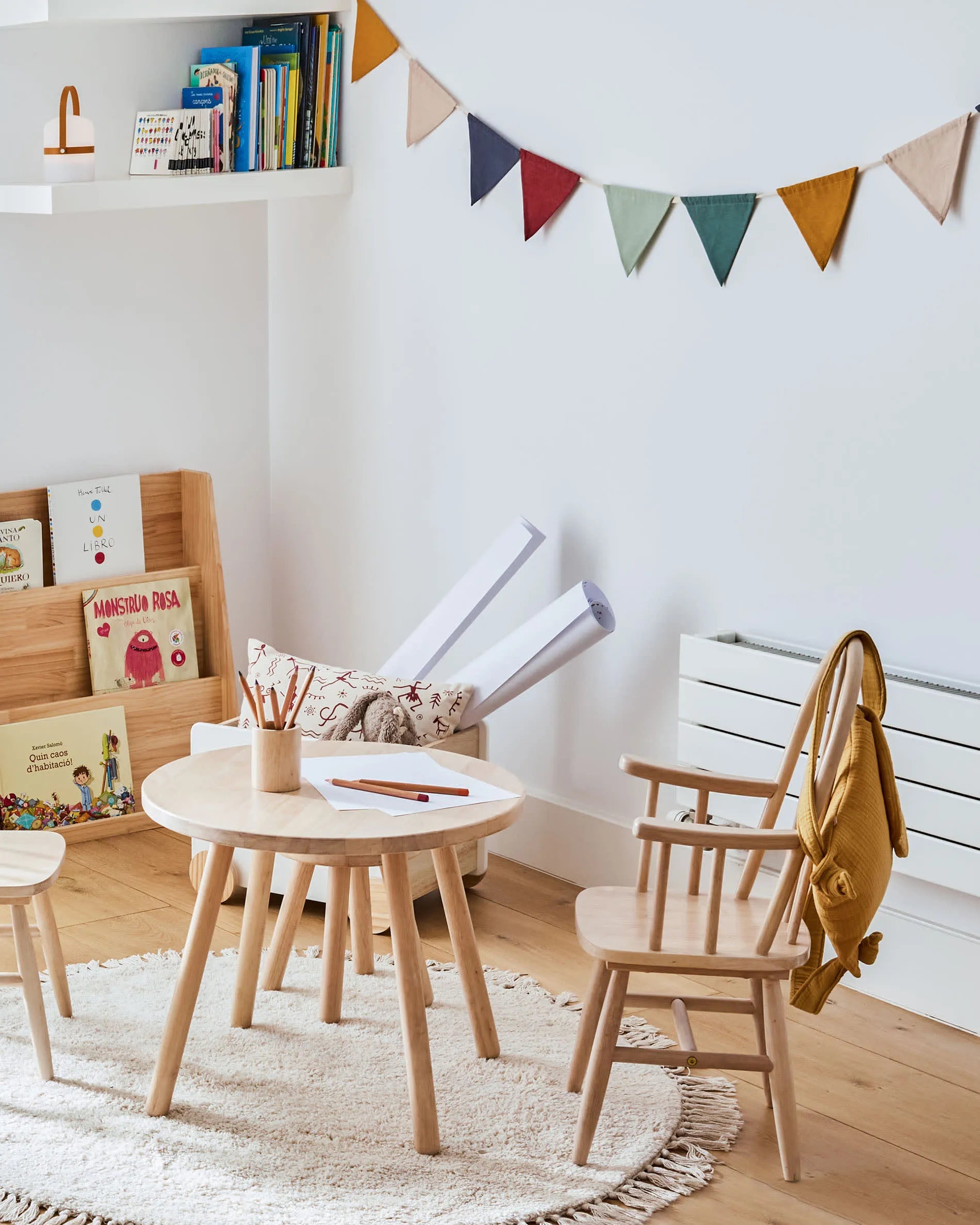 Kompaktes Kiefernholzregal, ideal für Kinderzimmer: robust, sicher, fördert Ordnung und Selbstständigkeit.