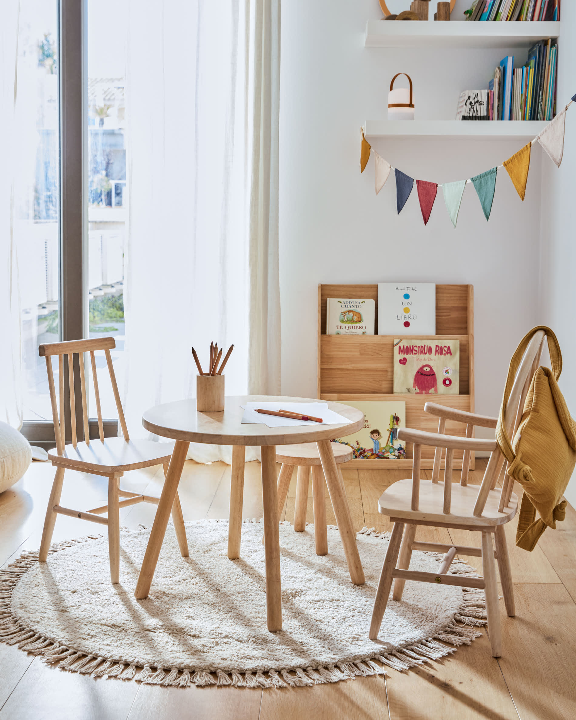 Kompaktes Kiefernholzregal, ideal für Kinderzimmer: robust, sicher, fördert Ordnung und Selbstständigkeit.