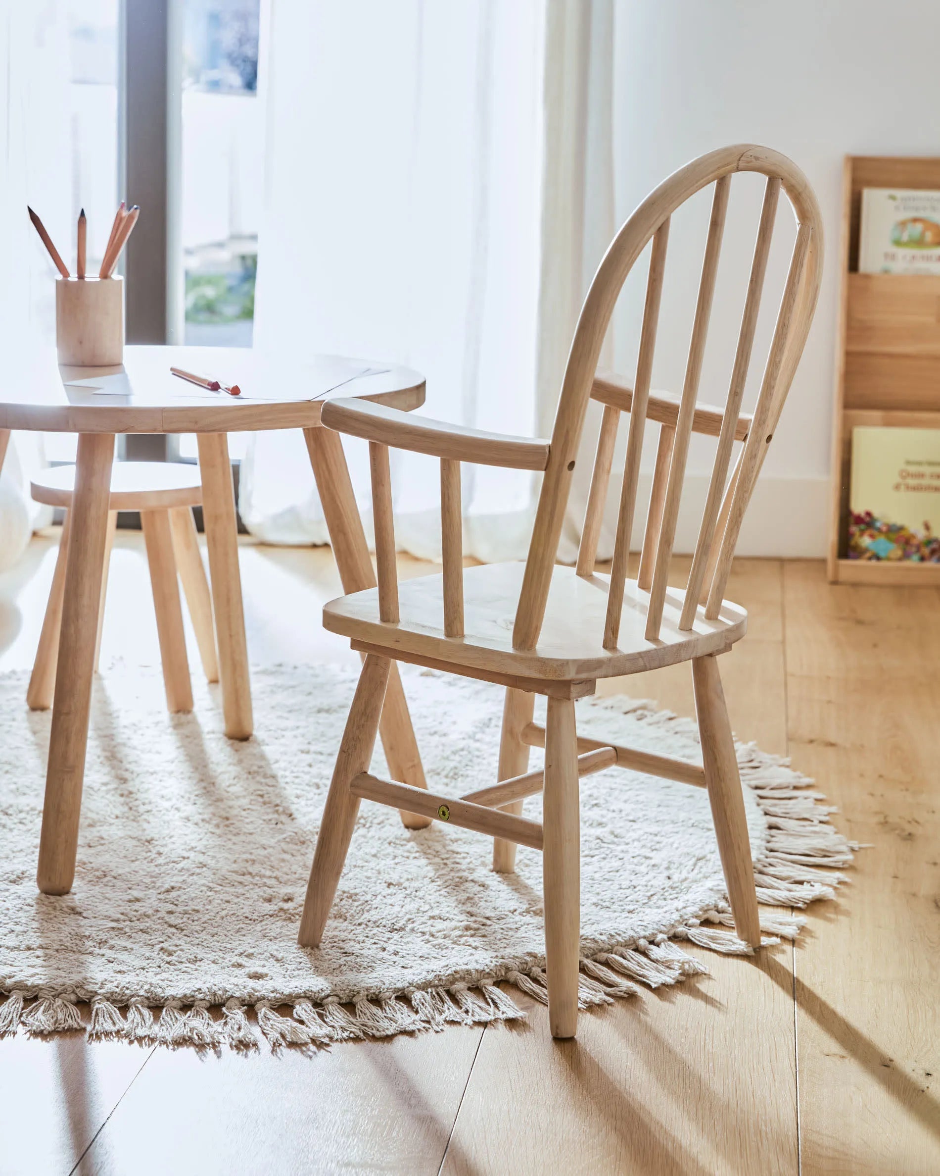 Kompaktes Kiefernholzregal, ideal für Kinderzimmer: robust, sicher, fördert Ordnung und Selbstständigkeit.