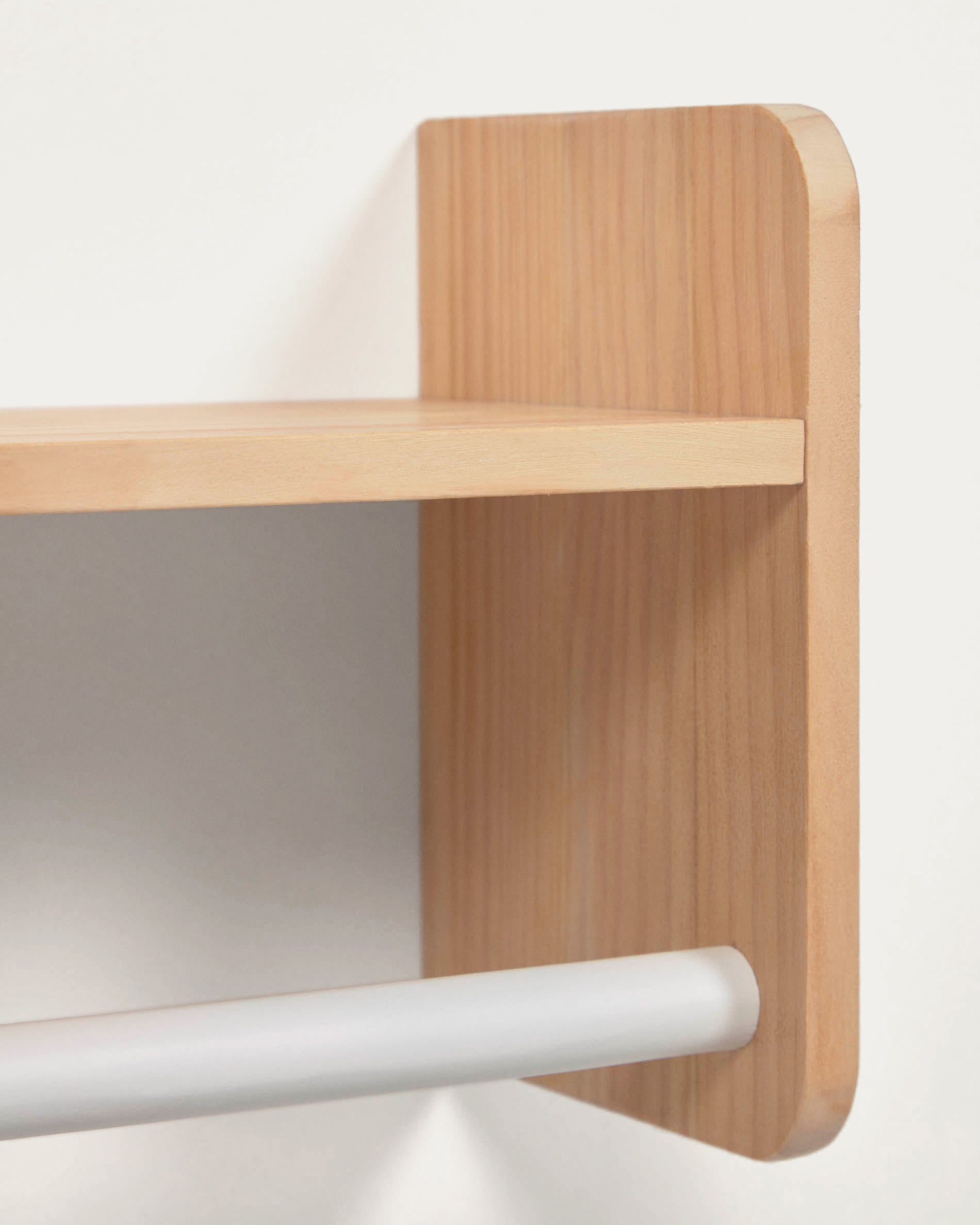 Entdecke das Florentina Garderobenregal von Kave Home: 52,5 cm aus natürlicher Kiefer und weißem MDF, ideal für Kinderzimmer und stilvolle Aufbewahrung.