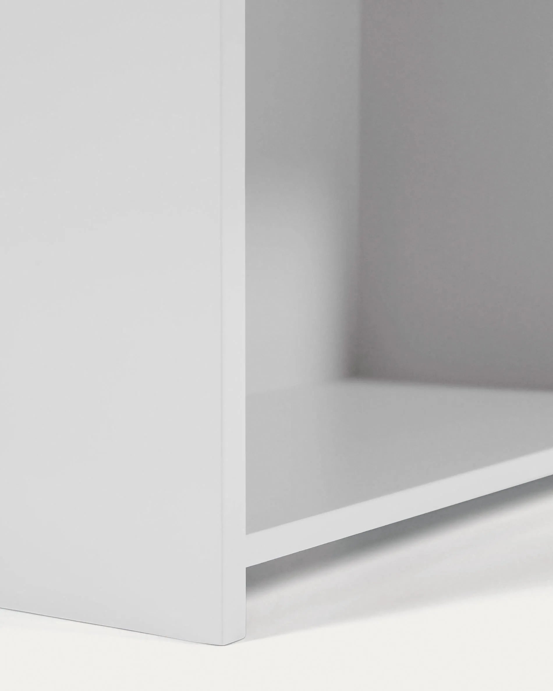 Das Celeste Kinderhaus Regal von Kave Home, 50x105 cm, aus weißem MDF, ist ideal für stilvolle und funktionale Kinderzimmer-Aufbewahrung.