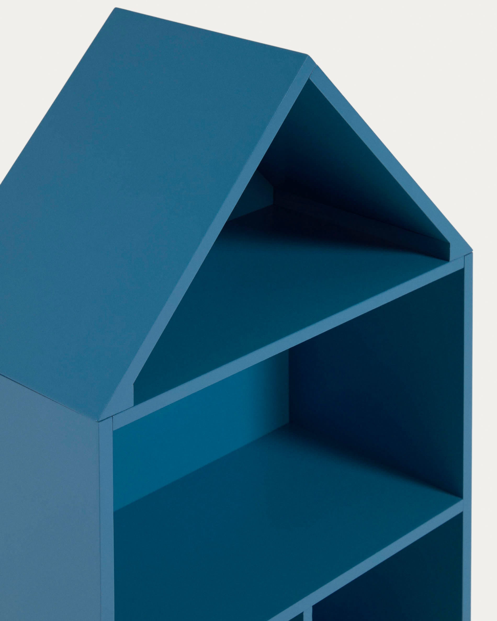 Das Celeste Kinderhaus Regal von Kave Home in Blau (50x105 cm) kombiniert modernes Design mit praktischer Aufbewahrung für Kinderzimmer.