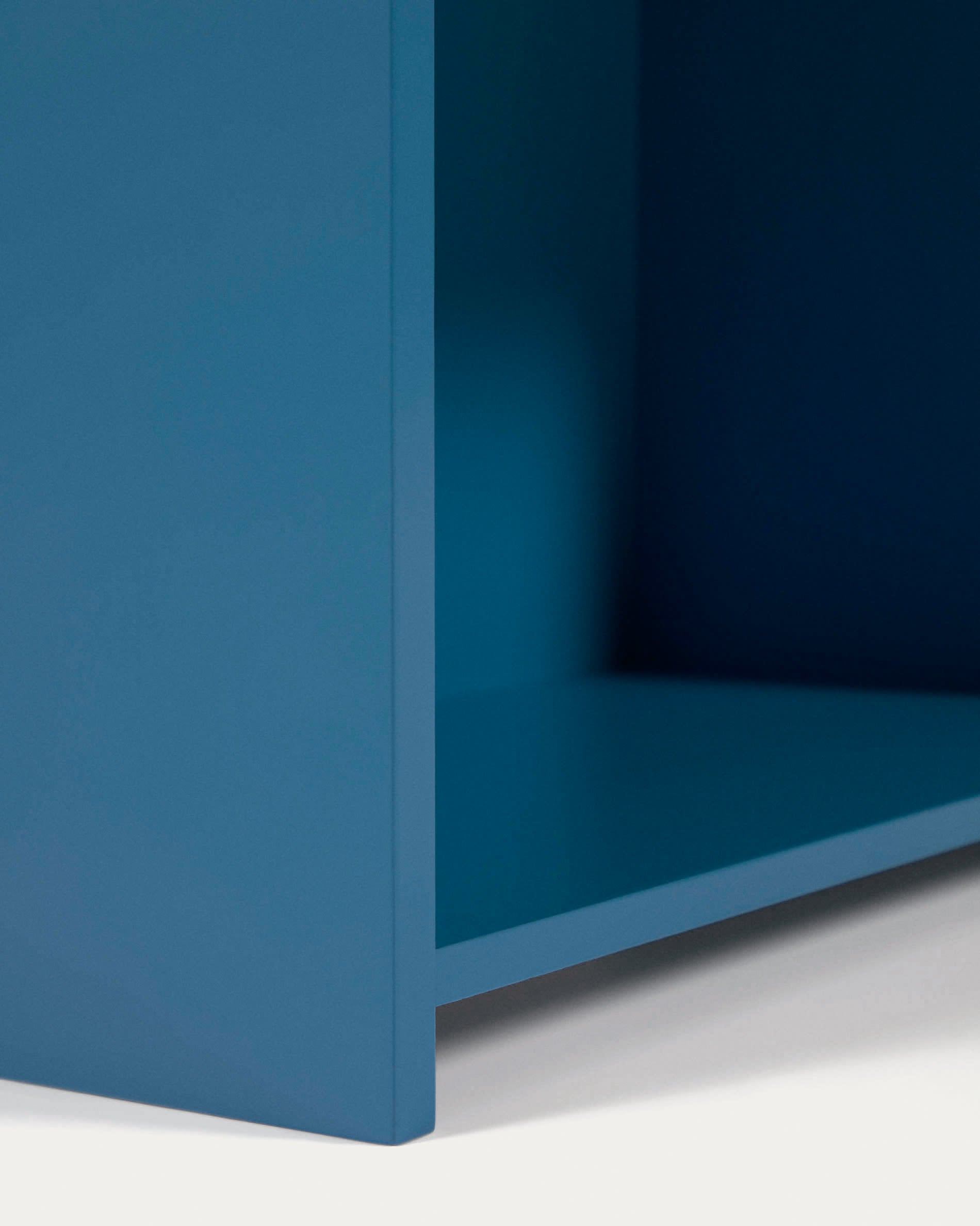 Ein fröhlich blaues Regal aus MDF, ideal für Kinderzimmer, bietet Stauraum und fördert Ordnung und Selbstständigkeit.