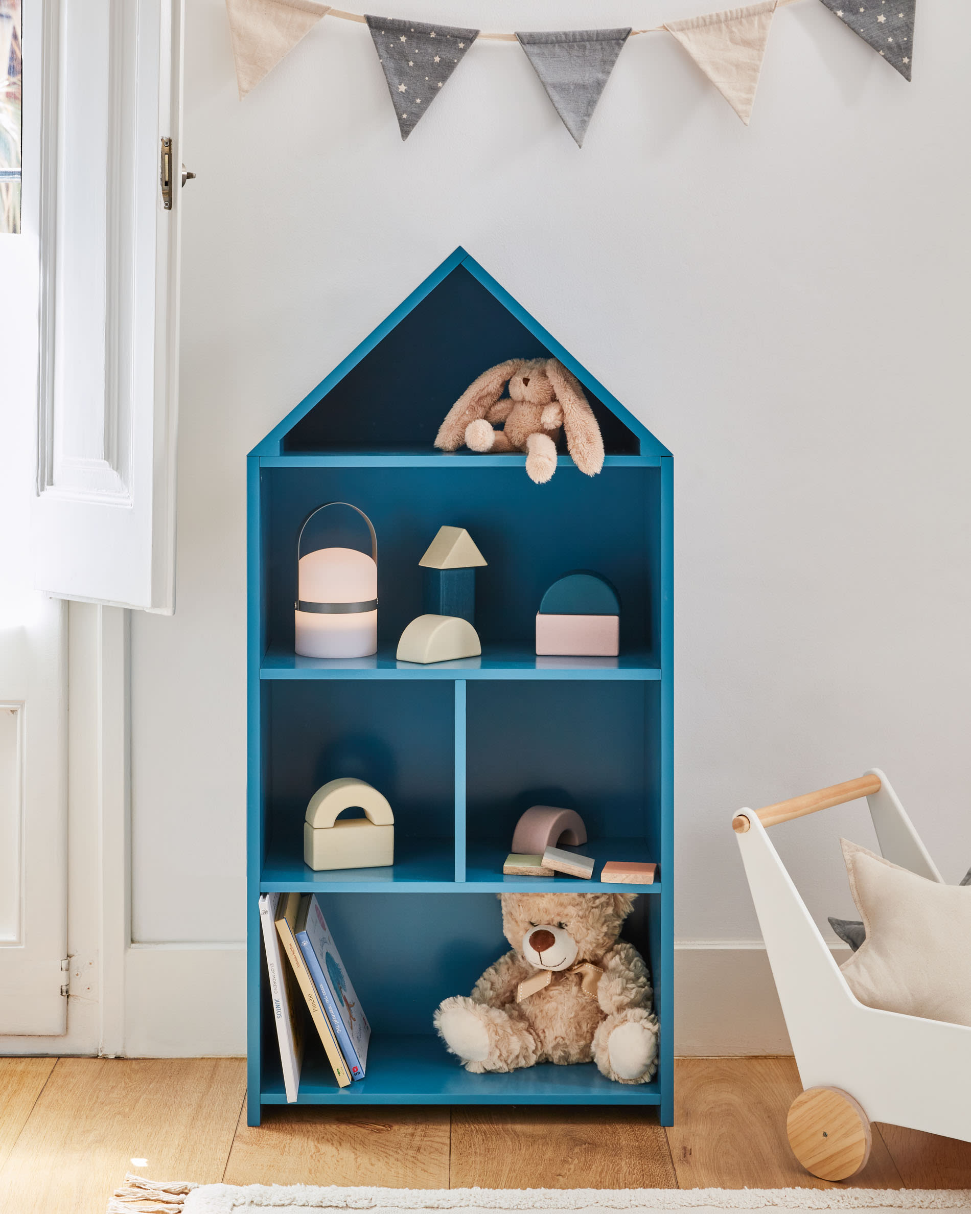 Ein fröhlich blaues Regal aus MDF, ideal für Kinderzimmer, bietet Stauraum und fördert Ordnung und Selbstständigkeit.