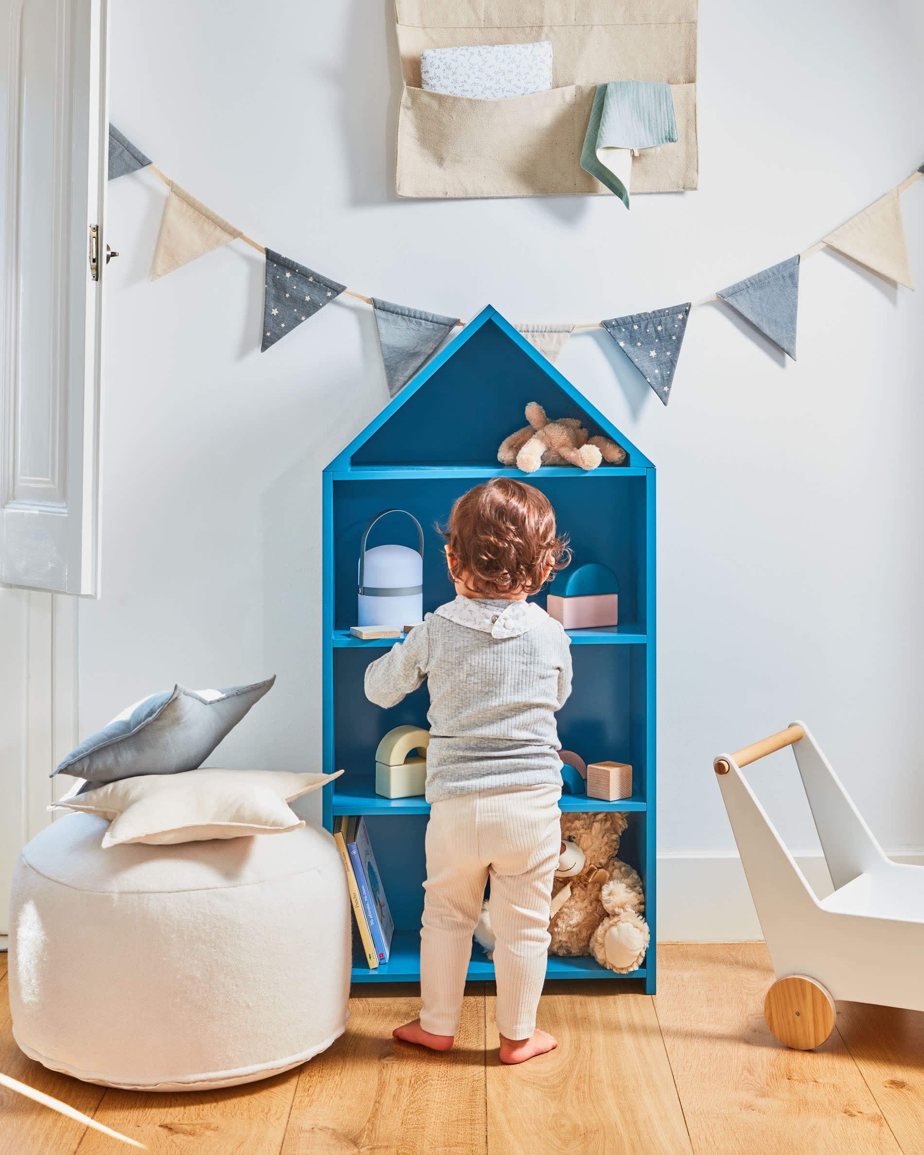 Ein fröhlich blaues Regal aus MDF, ideal für Kinderzimmer, bietet Stauraum und fördert Ordnung und Selbstständigkeit.