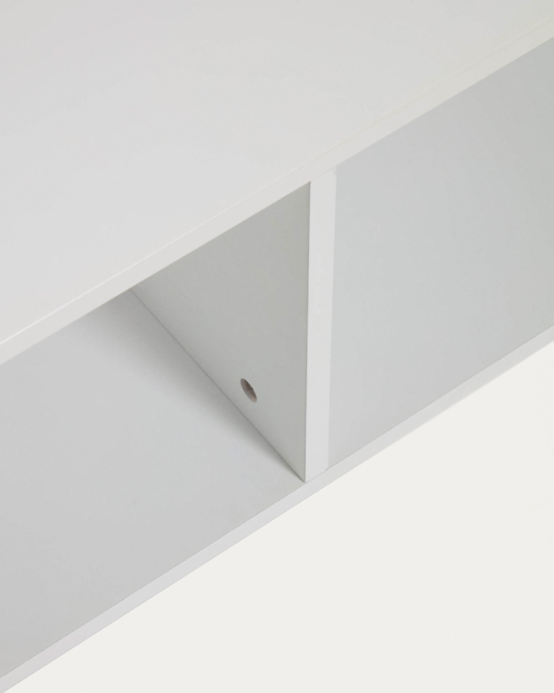Das Nunila Möbel von Kave Home aus weißem MDF kombiniert modernes Design mit praktischer Aufbewahrung auf 78 cm Breite.