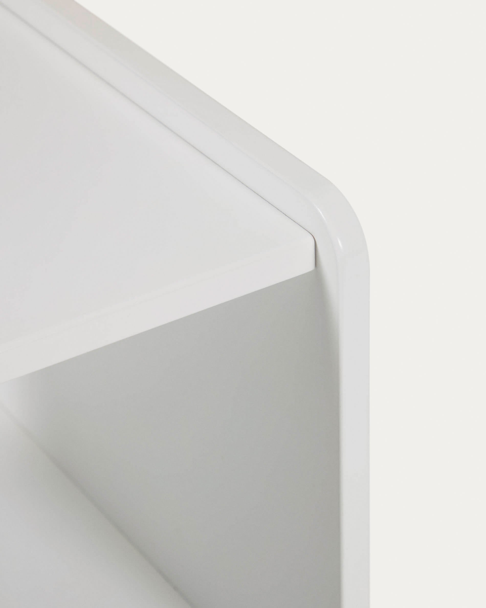 Das Nunila Möbel von Kave Home aus weißem MDF kombiniert modernes Design mit praktischer Aufbewahrung auf 78 cm Breite.