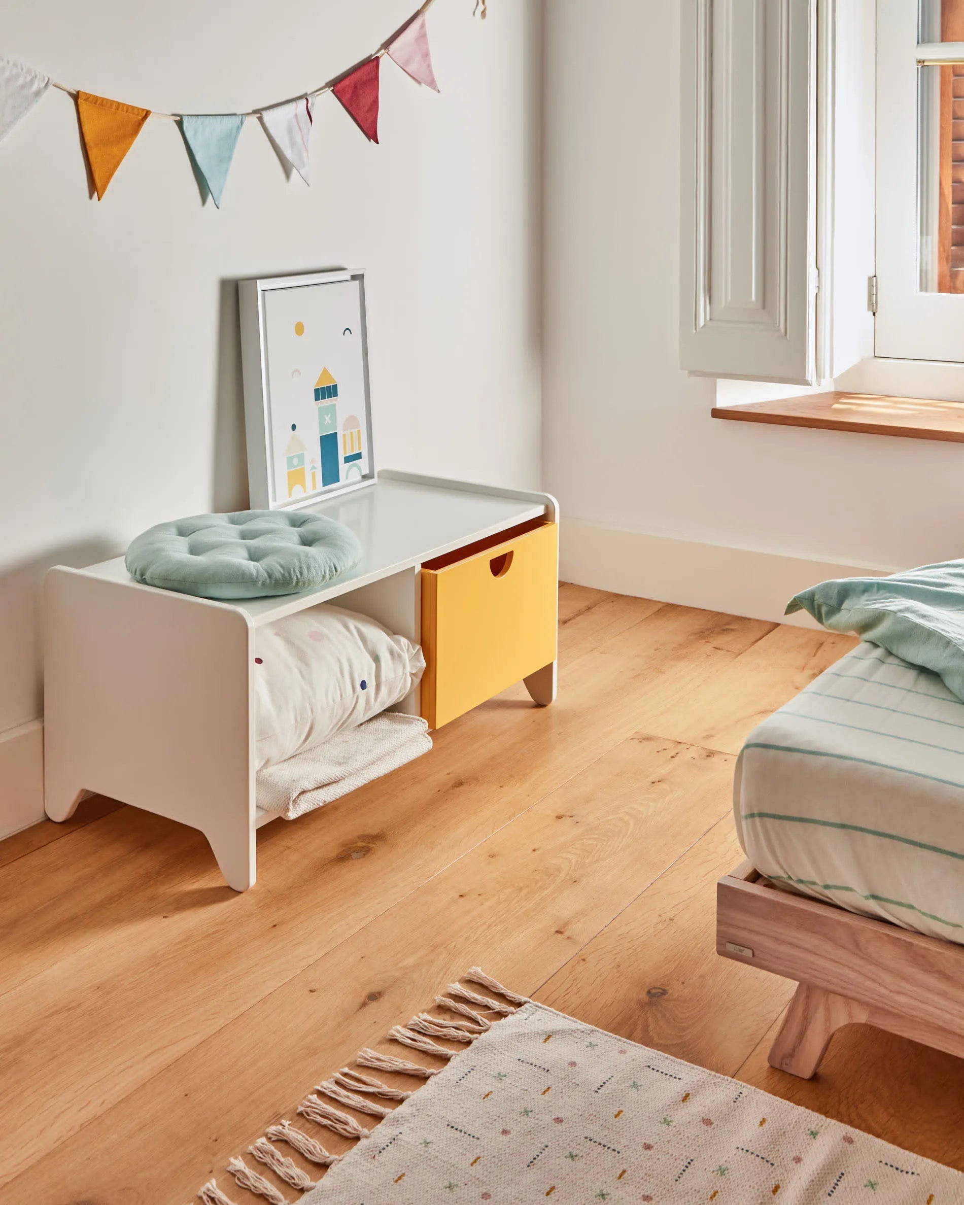 Das Nunila Aufbewahrungsmöbel von Kave Home aus weißem MDF bietet stilvolle und funktionale Aufbewahrung auf 78 cm Breite.