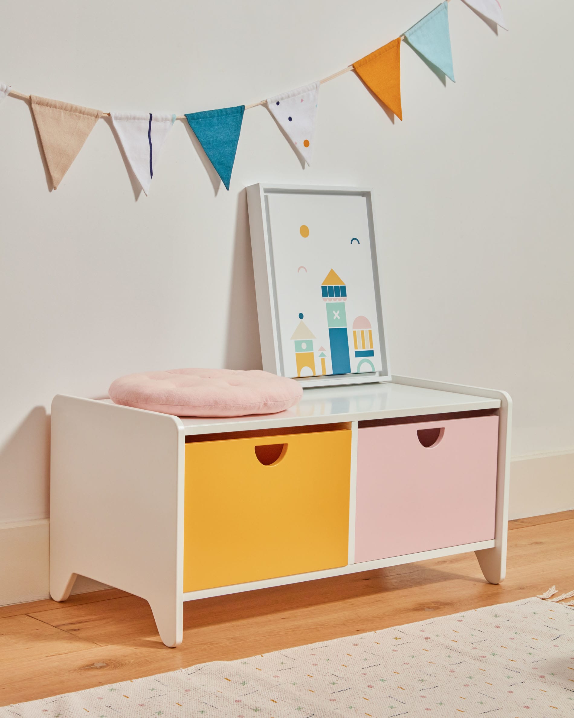Das Nunila Möbel von Kave Home aus weißem MDF kombiniert modernes Design mit praktischer Aufbewahrung auf 78 cm Breite.