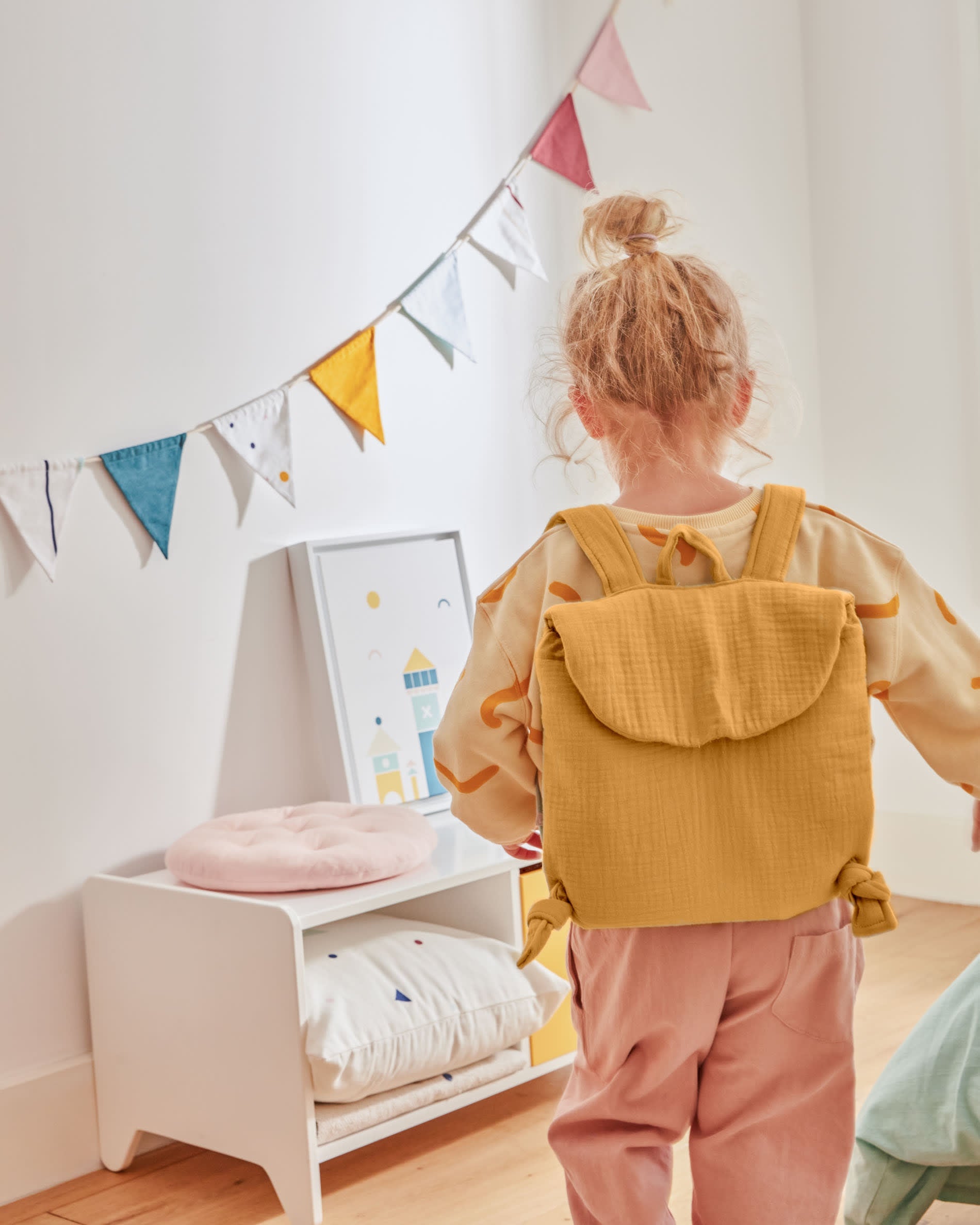 Das Nunila Möbel von Kave Home aus weißem MDF kombiniert modernes Design mit praktischer Aufbewahrung auf 78 cm Breite.