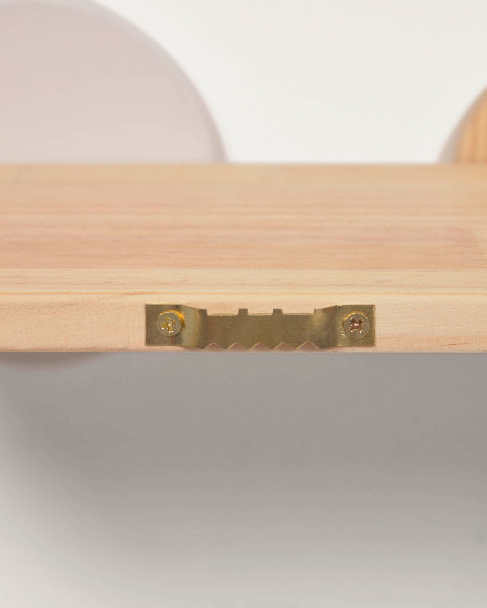 Diti Regal aus Kiefernholz, kombiniert mit weißem und türkisem MDF, 60x26 cm, modern, praktisch und perfekt für jeden Raum.
