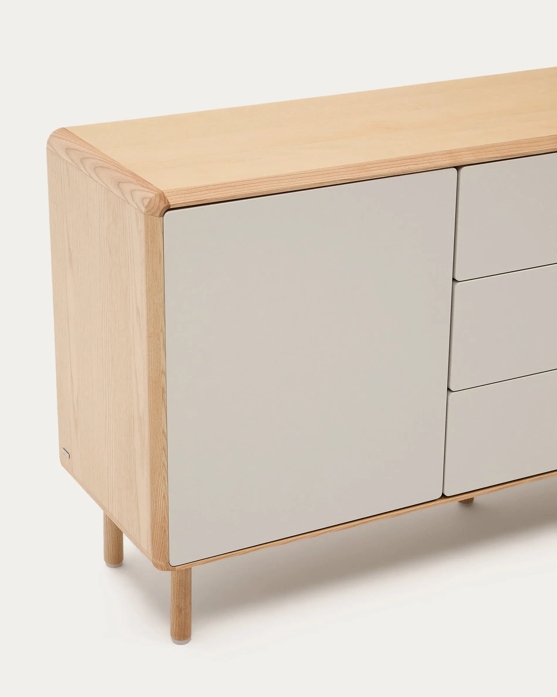 Das Anielle Sideboard aus Esche massiv und Furnier kombiniert Eleganz und Funktionalität mit 1 Tür, 3 Schubladen und 150 x 78 cm Größe.