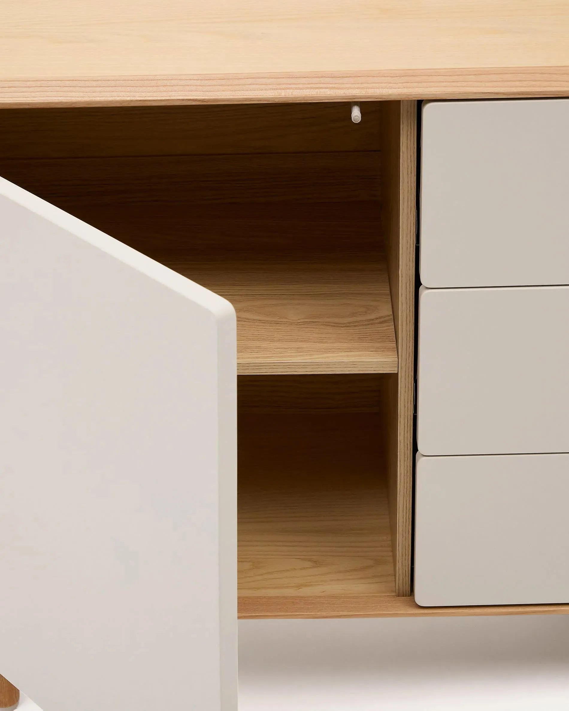Das Anielle Sideboard aus Esche, 150x78 cm, kombiniert 1 Tür und 3 Schubladen für eleganten Stauraum in Ihrem Wohnbereich.