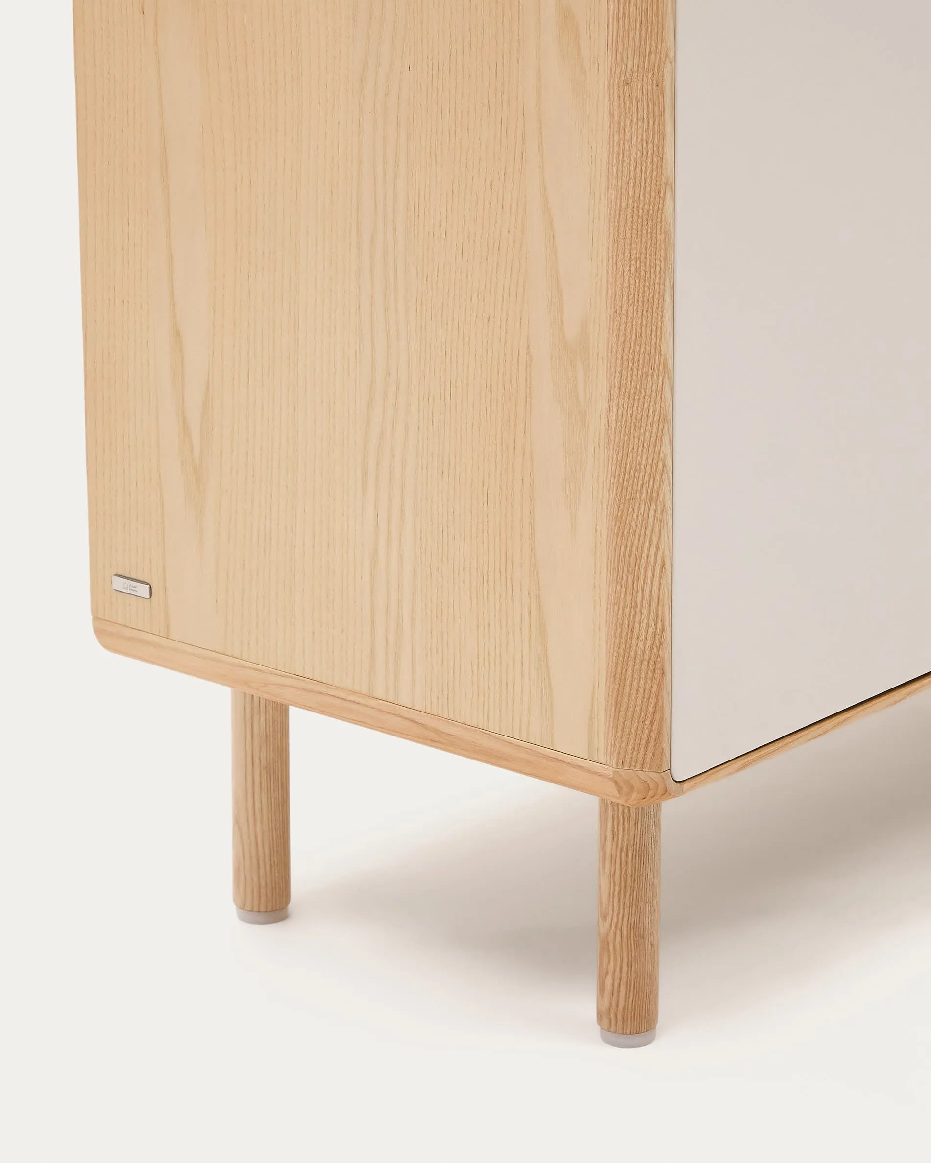 Das Anielle Sideboard aus Esche, 150x78 cm, kombiniert 1 Tür und 3 Schubladen für eleganten Stauraum in Ihrem Wohnbereich.