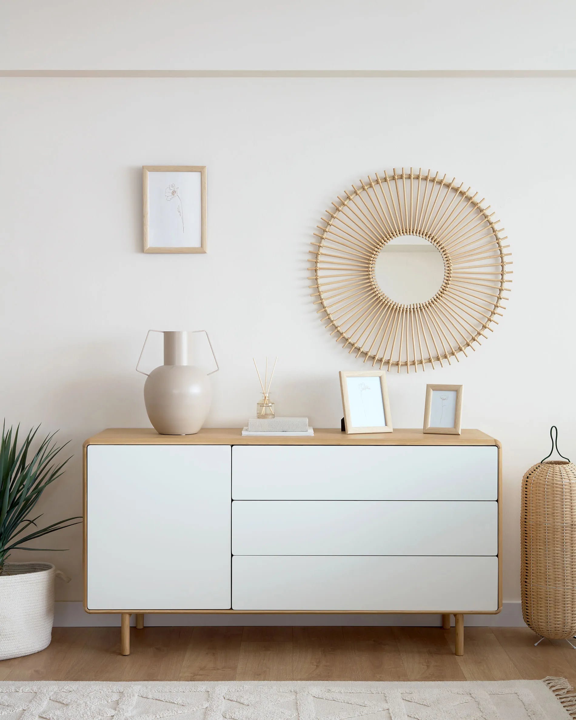 Das Anielle Sideboard aus Esche bietet mit 1 Tür und 3 Schubladen stilvollen Stauraum. Maße: 150x78 cm. Hochwertig und elegant.