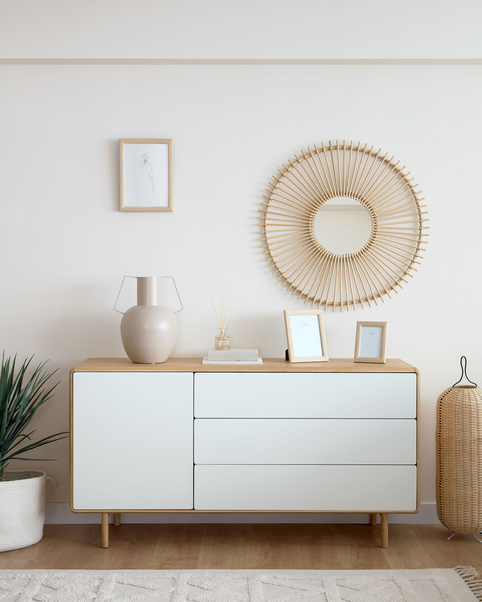 Das Anielle Sideboard aus Esche bietet mit 1 Tür und 3 Schubladen stilvollen Stauraum. Masse: 150x78 cm. Hochwertig und elegant.