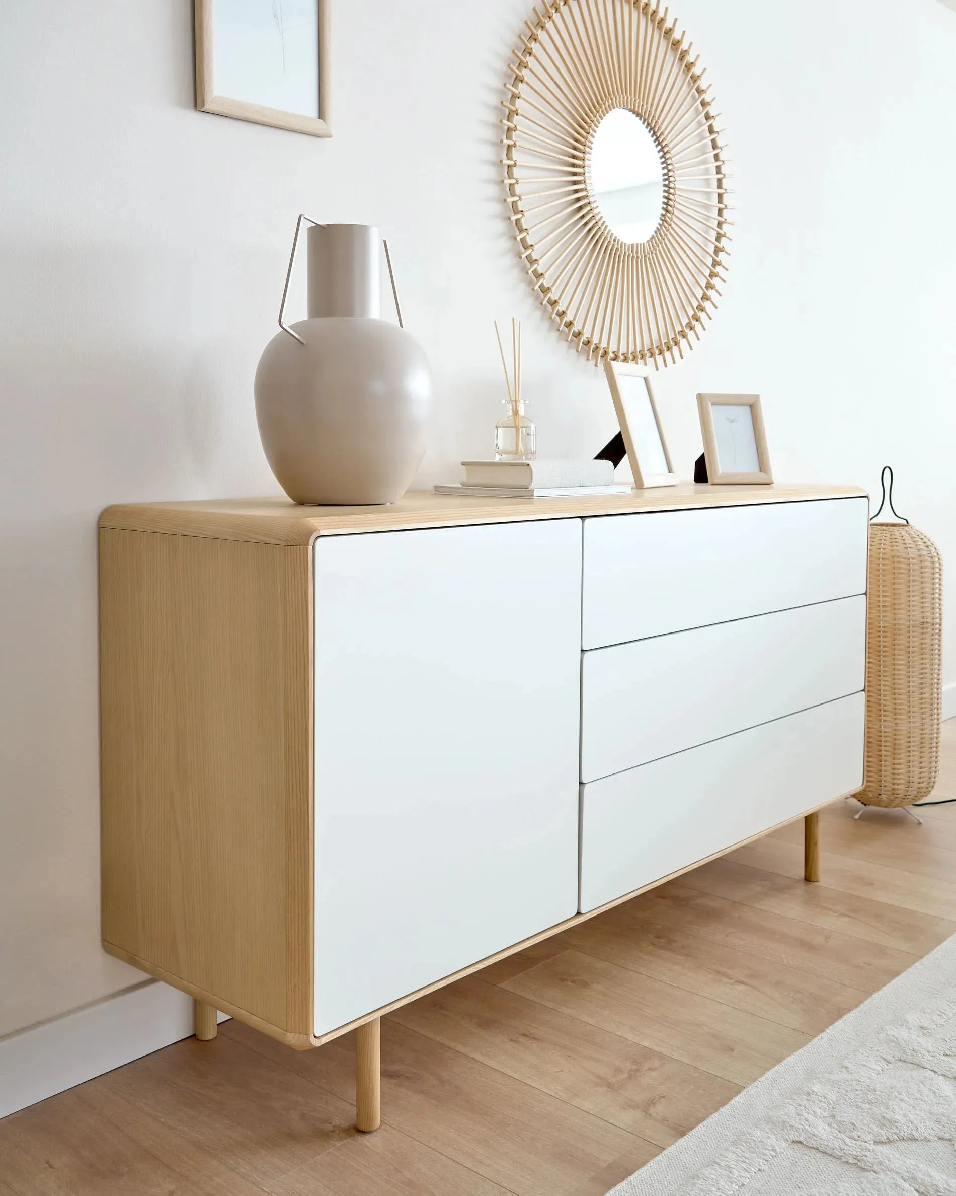 Das Anielle Sideboard aus Esche massiv und Furnier kombiniert Stil und Funktionalität mit 1 Tür, 3 Schubladen und Maßen von 150 x 78 cm.