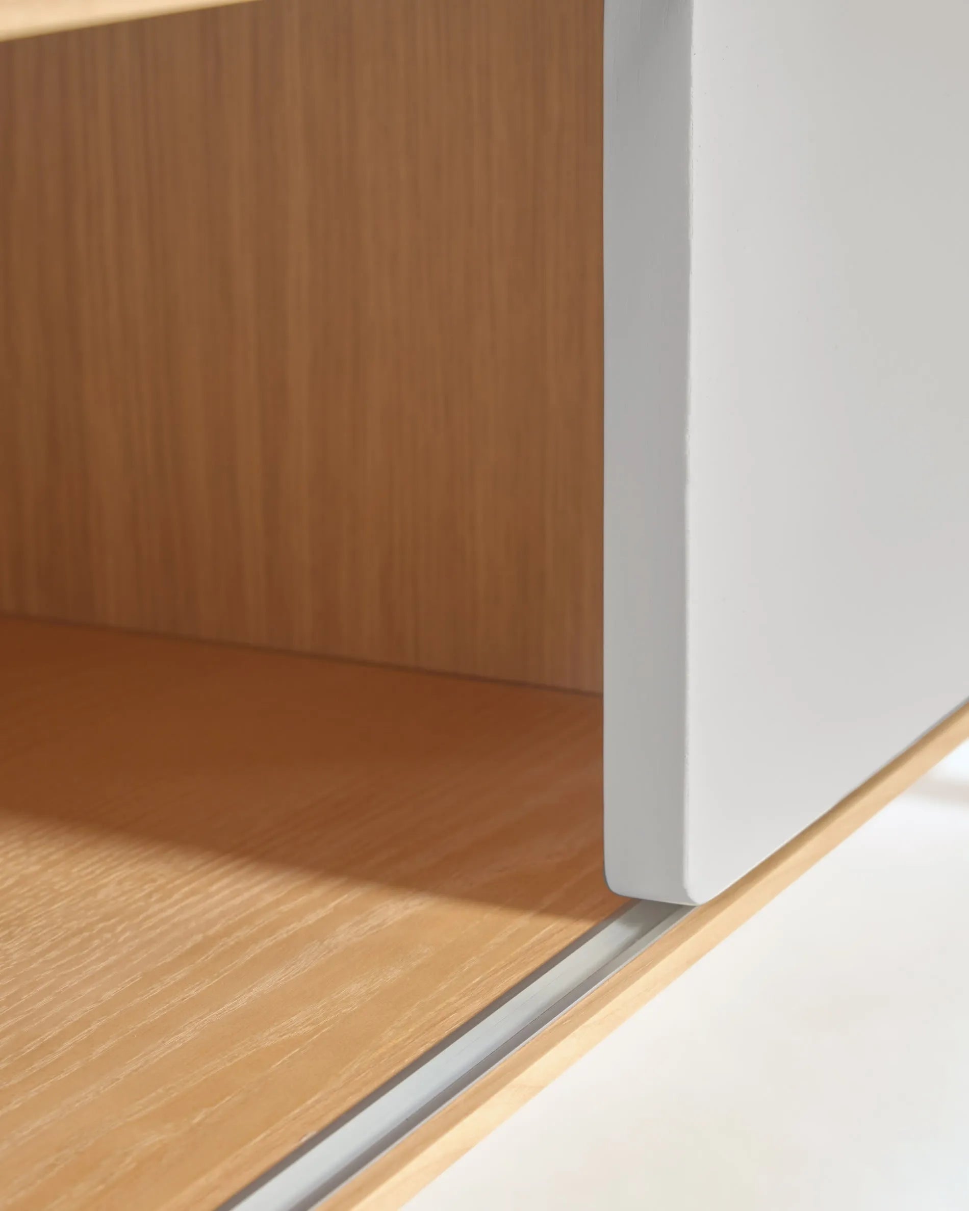 Moderner TV-Schrank aus massiver Esche und Furnier, 180 x 41 cm, mit 2 Türen, perfekt für ein elegantes Wohnzimmer.