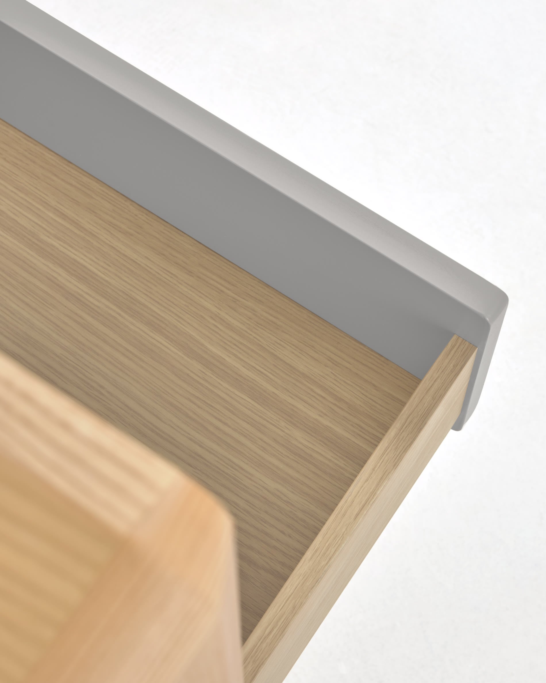 Die Anielle Kommode aus massiver Esche und Furnier mit 3 Schubladen vereint Funktionalität und modernes Design für stilvolle Aufbewahrung.