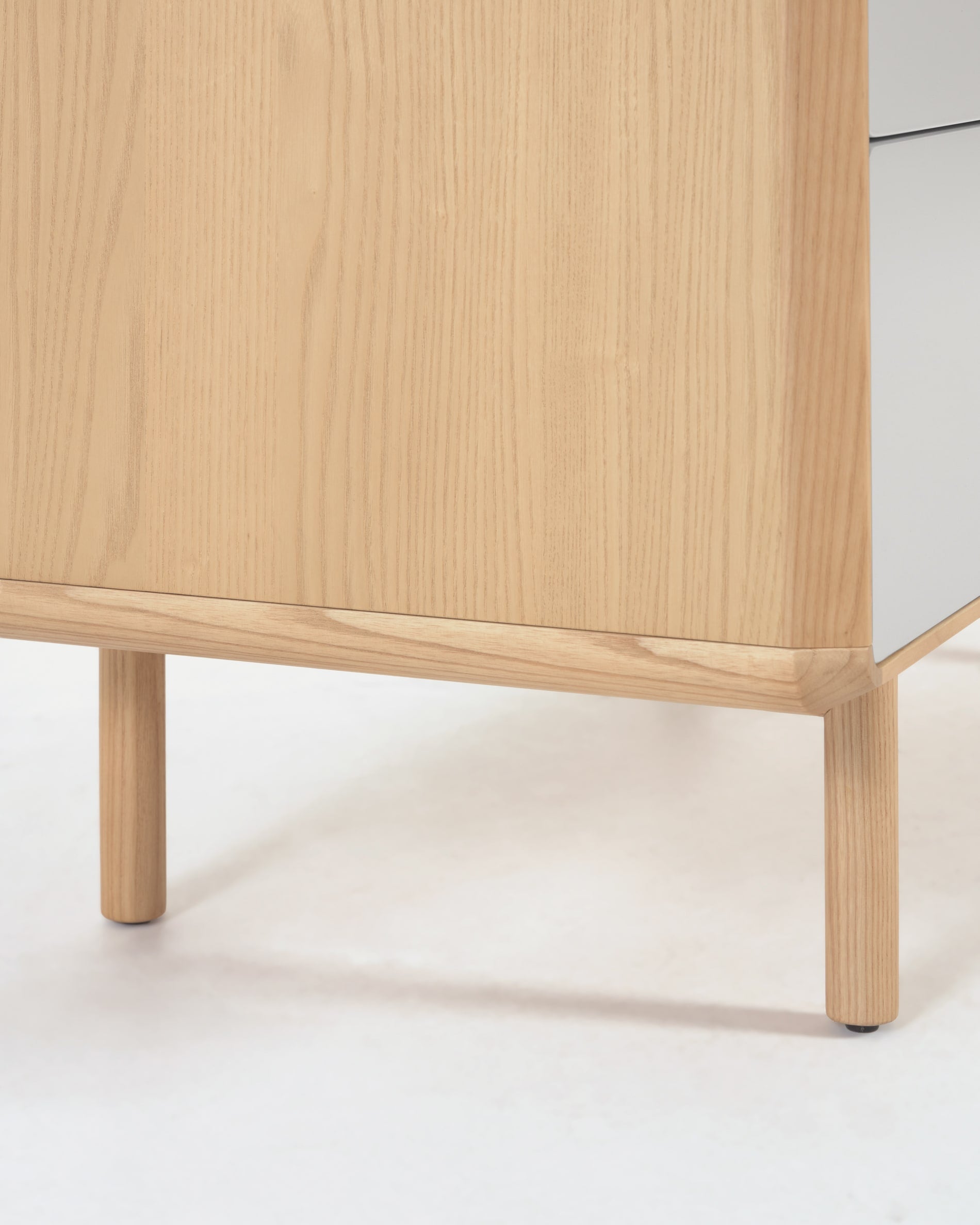 Die Anielle Kommode aus massiver Esche vereint stilvolles Design mit praktischen 3 Schubladen und passt ideal in jedes Wohnambiente.