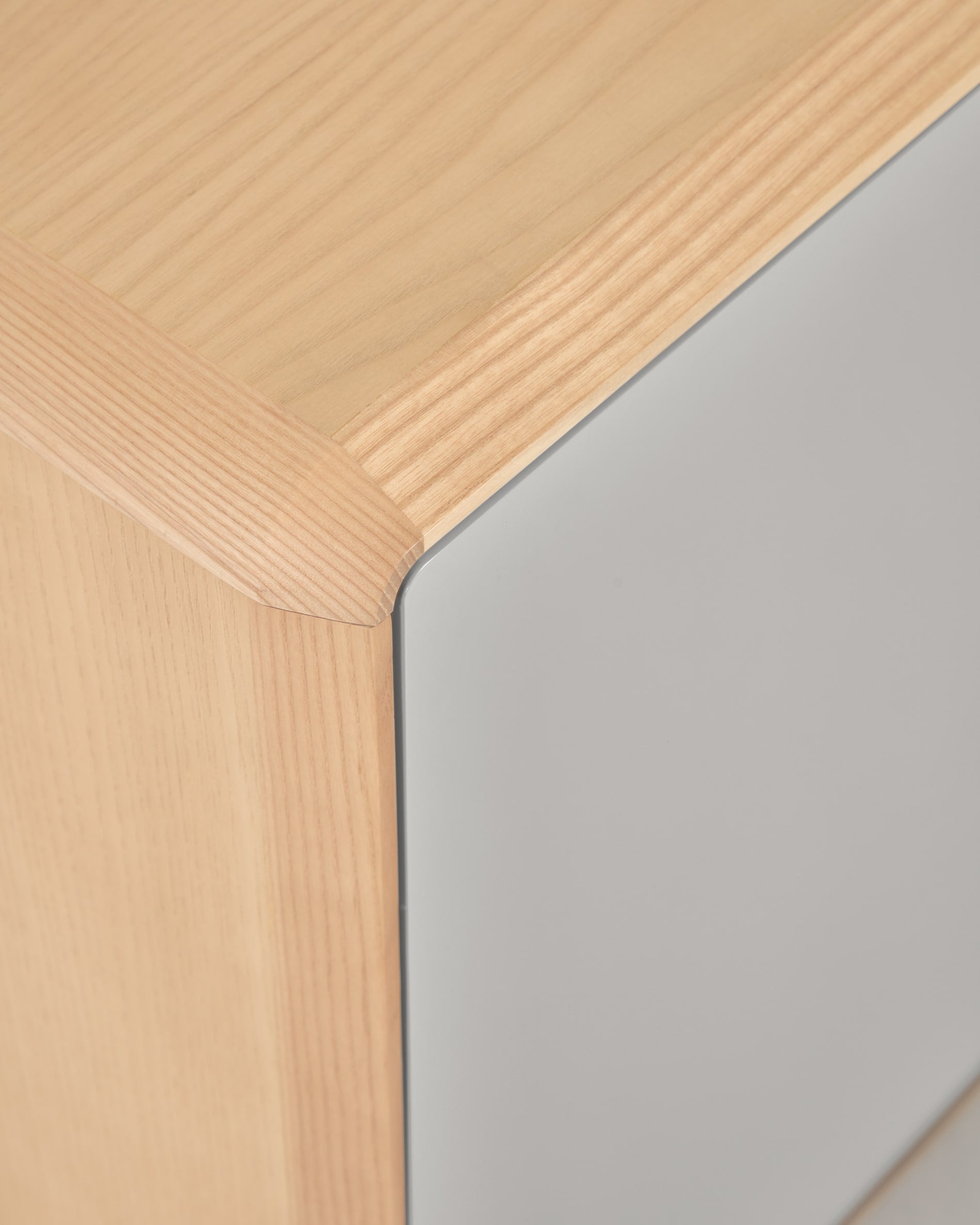 Die Anielle Kommode aus massiver Esche und Furnier bietet mit 3 Schubladen modernes Design und praktische Aufbewahrung für Ihr Zuhause.