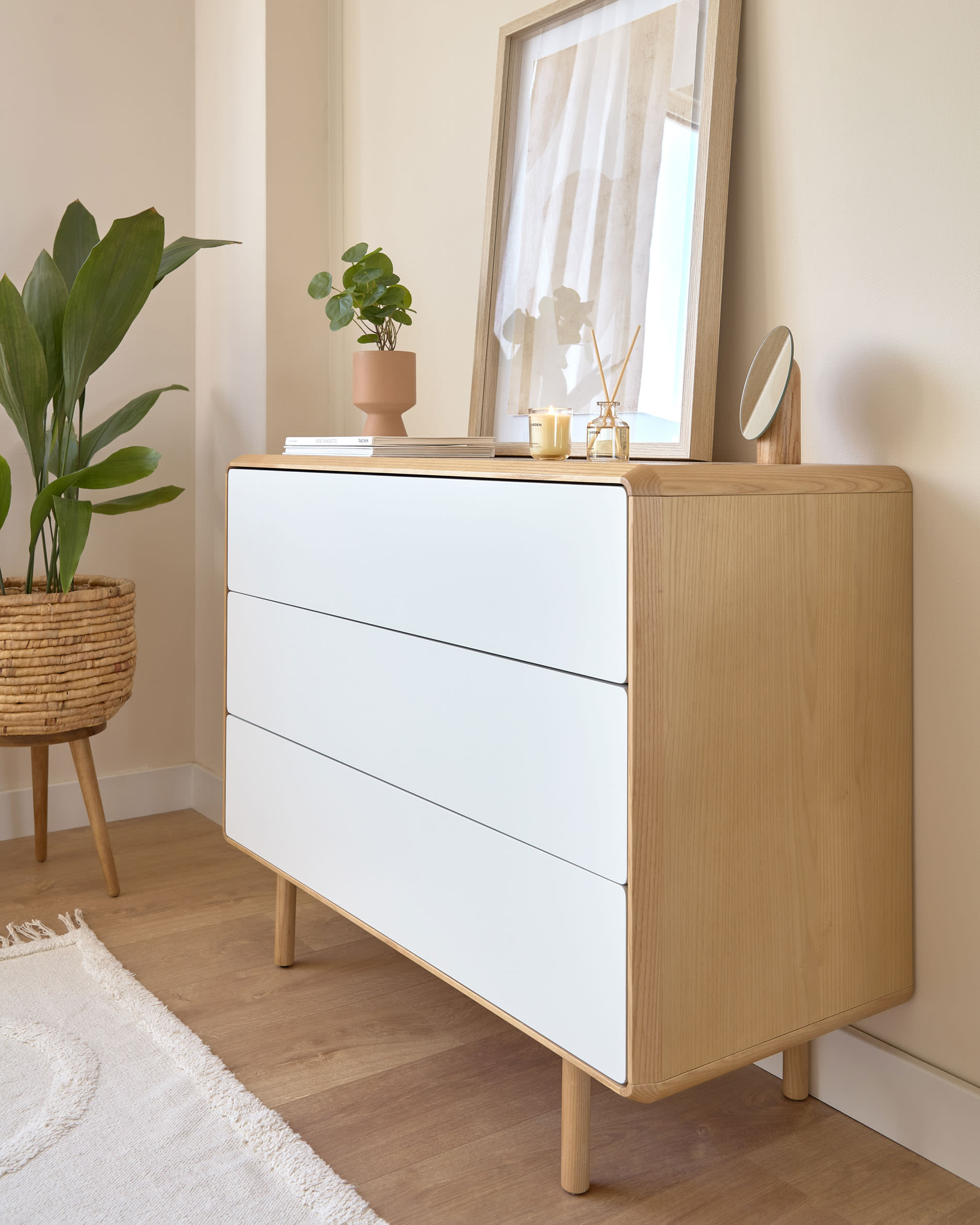 Die Anielle Kommode aus massiver Esche und Eschenfurnier bietet mit 3 Schubladen und elegantem Design praktischen Stauraum.
