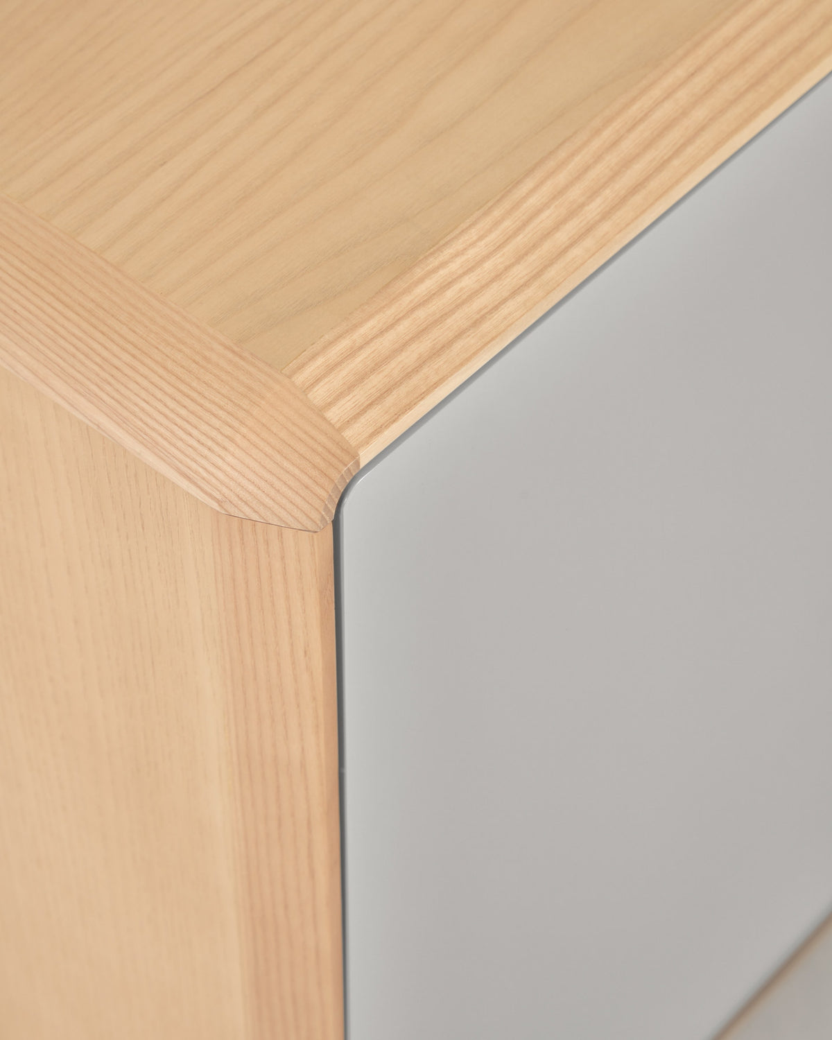 Anielle Nachttisch aus massiver Esche und Eschenfurnier 50 x 58,4 cm in Natur, Grau präsentiert im Onlineshop von KAQTU Design AG. Nachttisch ist von Kave Home