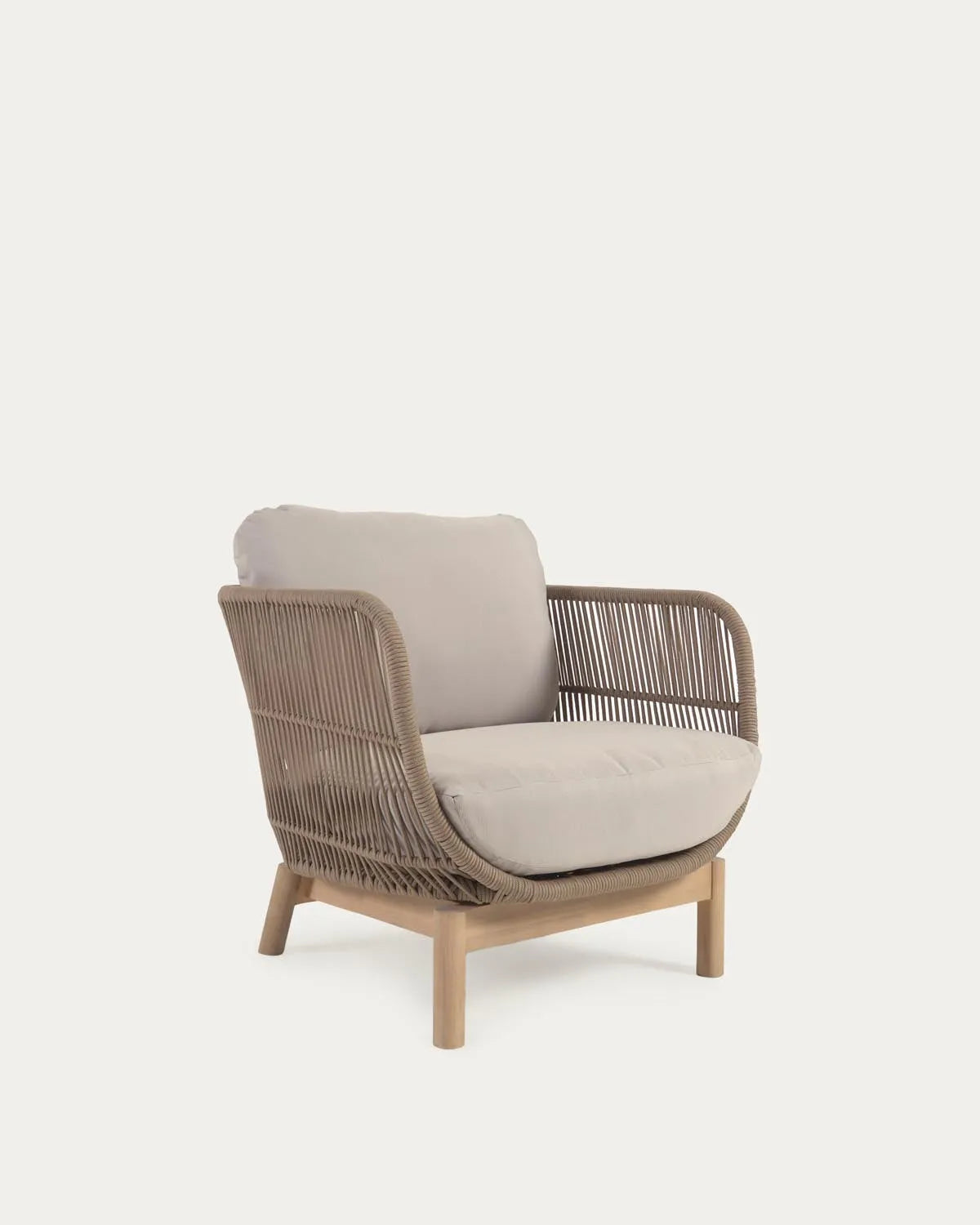 Sessel Catalina: Nachhaltiges Design aus beigem Seil & Akazienholz.