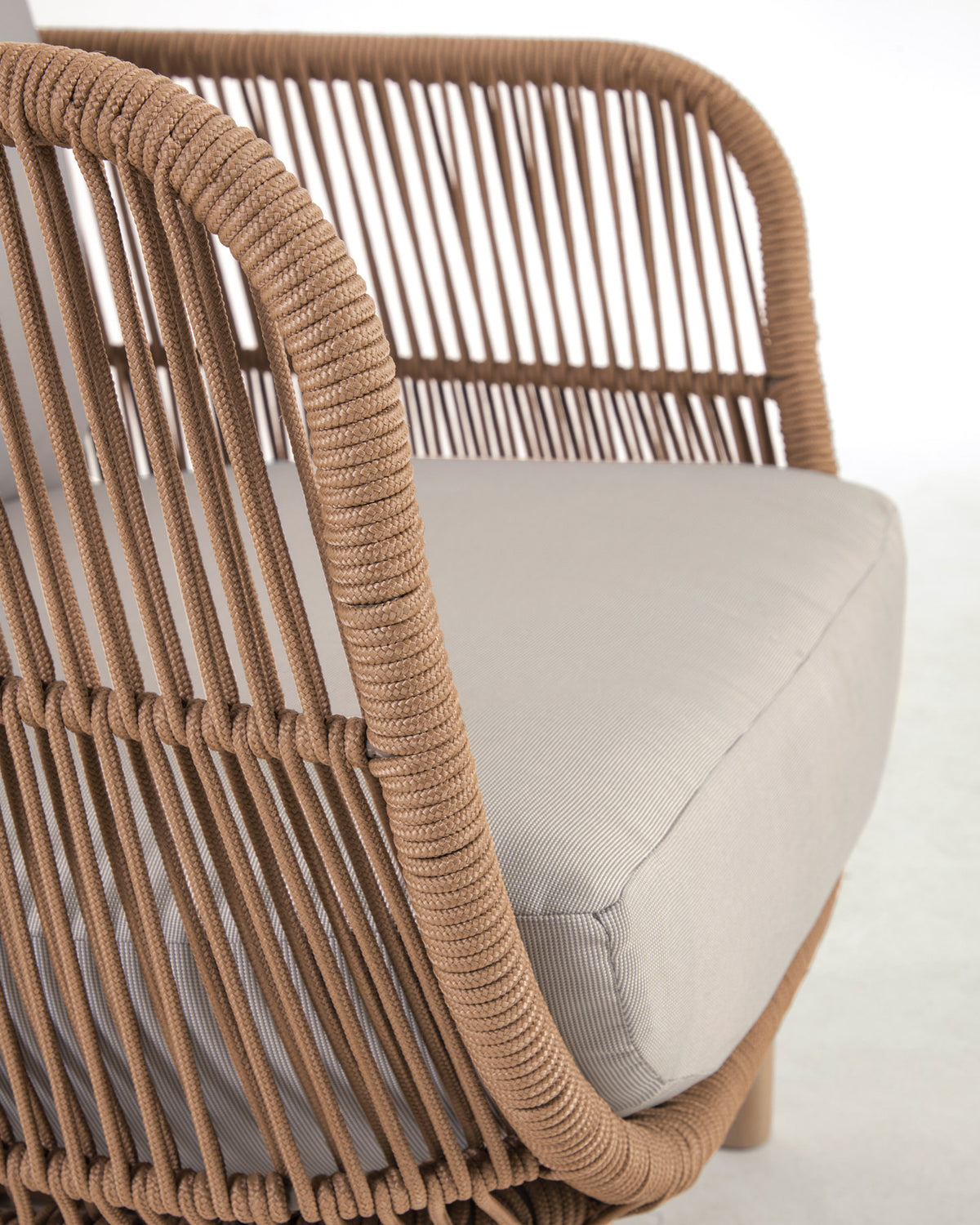 Sessel Catalina aus beigem Seil und massivem Akazienholz FSC 100% in Beige präsentiert im Onlineshop von KAQTU Design AG. Outdoor-Sessel mit Armlehnen ist von Kave Home