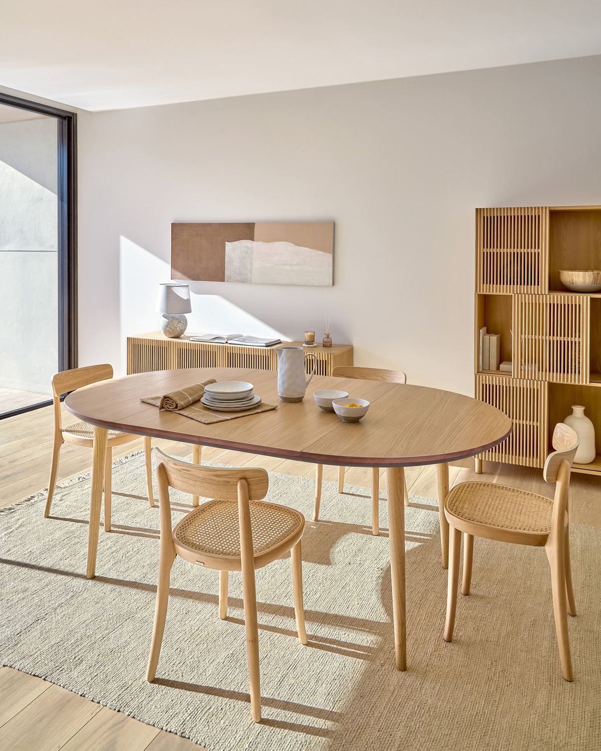 Oqui ovaler Ausziehtisch aus Eichenfurnier mit Beinen aus Massivholz Ø 120 (200) x 90 cm in Natur präsentiert im Onlineshop von KAQTU Design AG. Esstisch ist von Kave Home