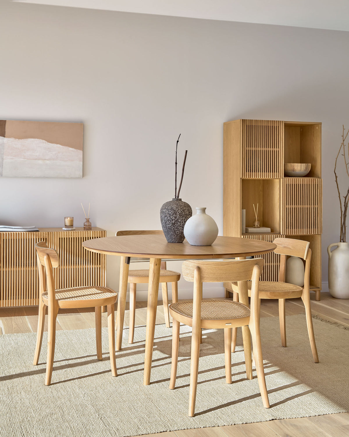 Oqui runder Ausziehtisch in Eichenfurnier und Beine aus Massivholz Ø 120 (200) x 120 cm in Natur präsentiert im Onlineshop von KAQTU Design AG. Esstisch ist von Kave Home