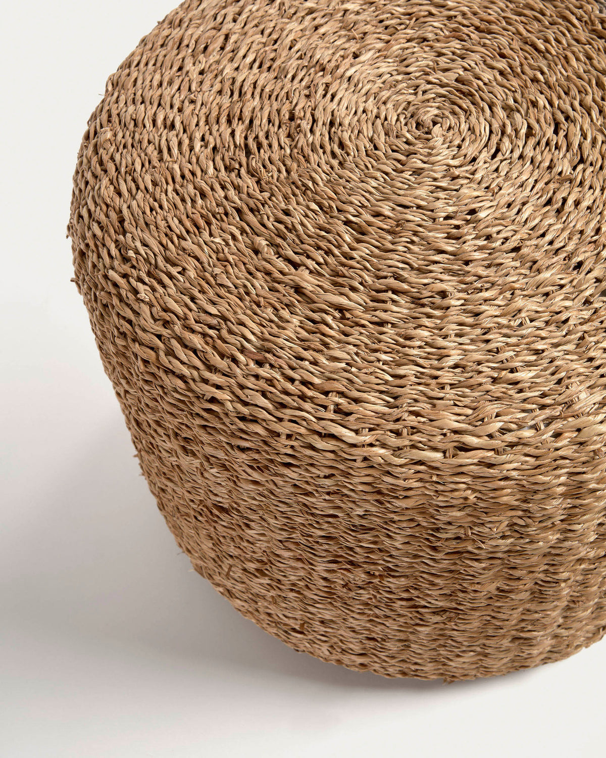 Someina runder Hocker aus Naturfasern Ø 40 cm in Natur präsentiert im Onlineshop von KAQTU Design AG. Pouf ist von Kave Home