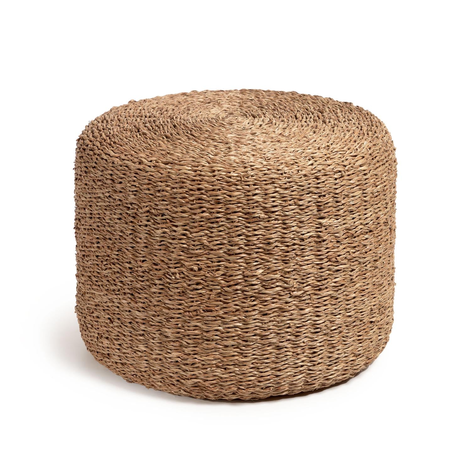 Der Someina Hocker aus Naturfasern Ø 40 cm von Kave Home vereint Stil, Funktionalität und Nachhaltigkeit. Perfekt als Sitz oder Fussablage.