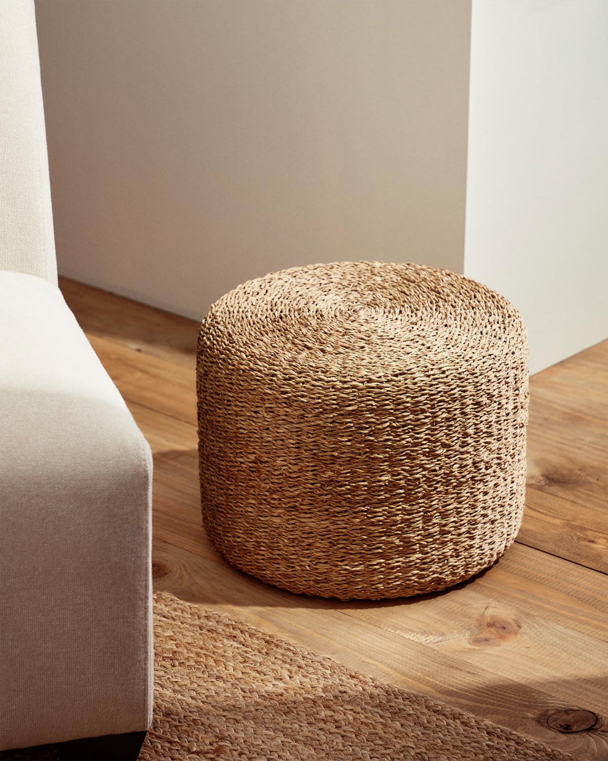 Someina runder Hocker aus Naturfasern Ø 40 cm in Natur präsentiert im Onlineshop von KAQTU Design AG. Pouf ist von Kave Home