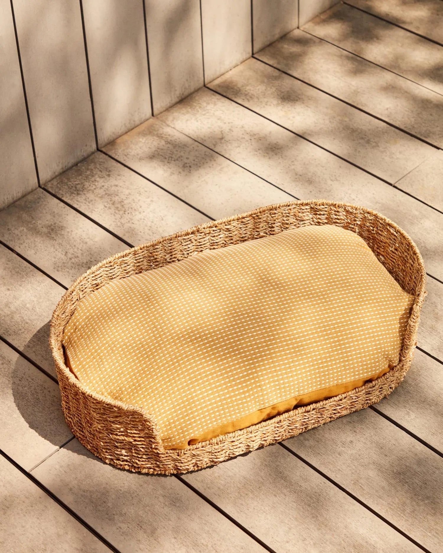 Großes Haustierbett aus Naturfasern, Ø 80 x 45 cm, von Kave Home. Nachhaltig, bequem und ideal für große Haustiere.