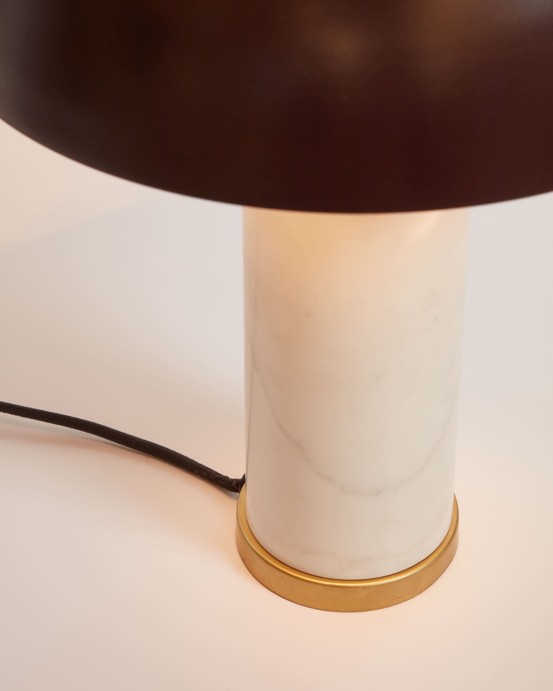 Stilvolle Zorione Tischlampe aus edlem weissem Marmor und robustem Metall in warmem Braun, perfekt für jedes moderne Zuhause.