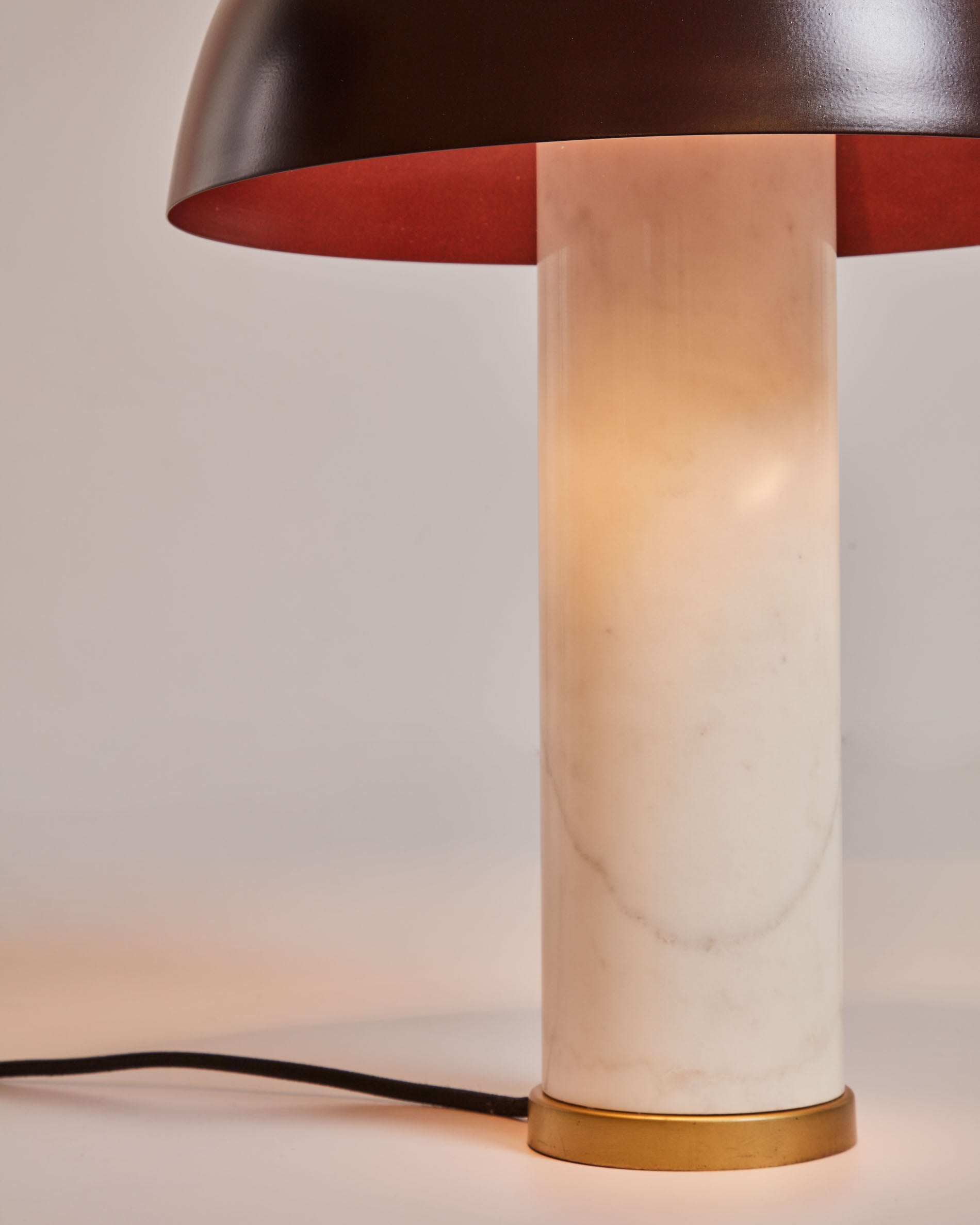 Elegante Zorione Tischlampe aus hochwertigem weissem Marmor und Metall mit braunem Finish, ideal für ein stilvolles Ambiente in jedem Raum.