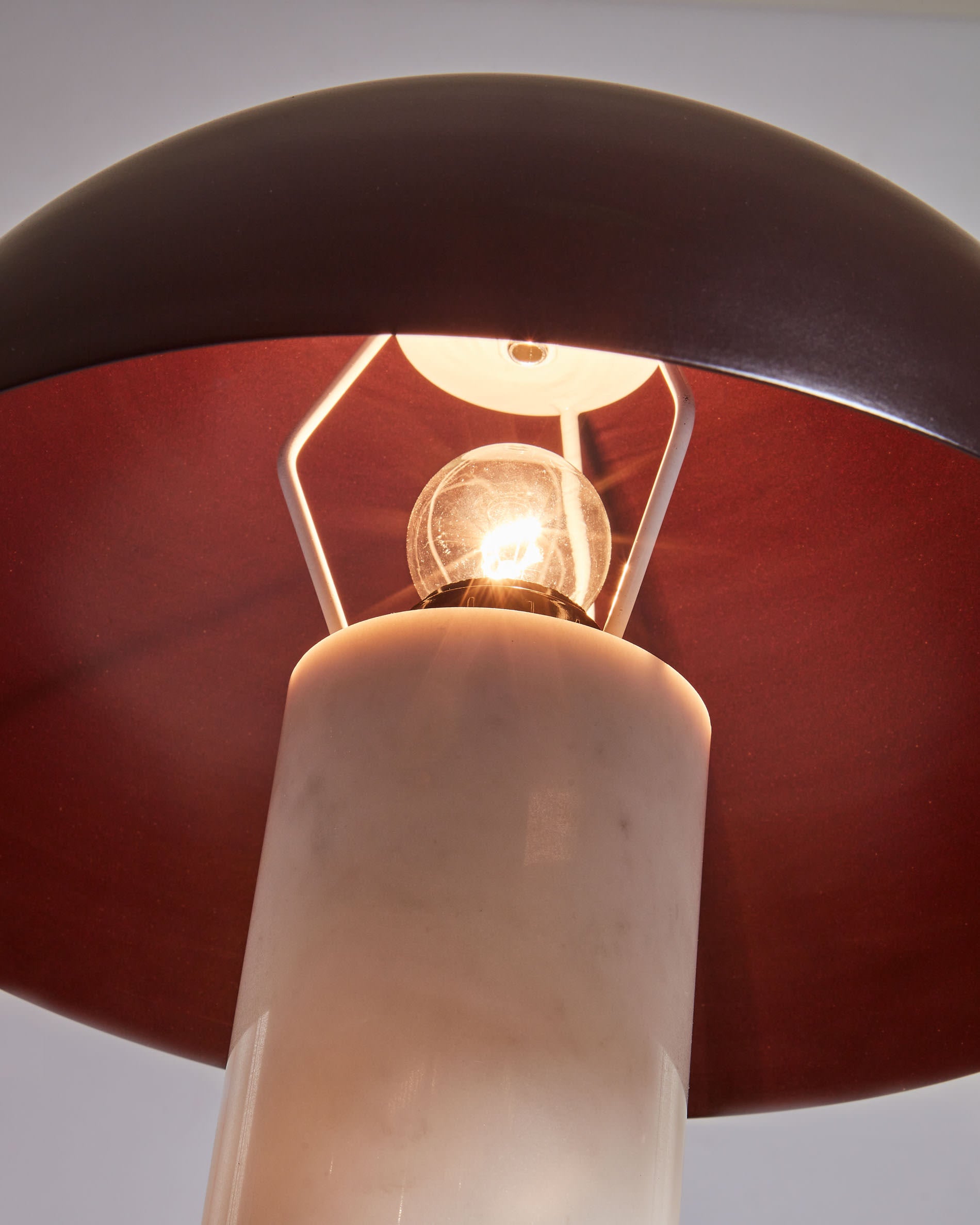 Stilvolle Zorione Tischlampe aus edlem weissem Marmor und robustem Metall mit warmem braunem Finish, perfekt für jedes Zuhause.