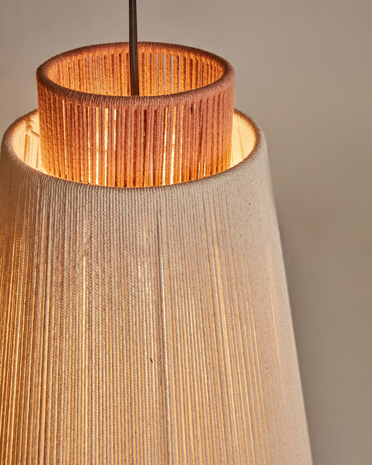 Deckenleuchte Yuvia aus Baumwolle mit Finish in Beige, Blau und Terrakotta in Mehrfarbig präsentiert im Onlineshop von KAQTU Design AG. Deckenleuchte ist von Kave Home