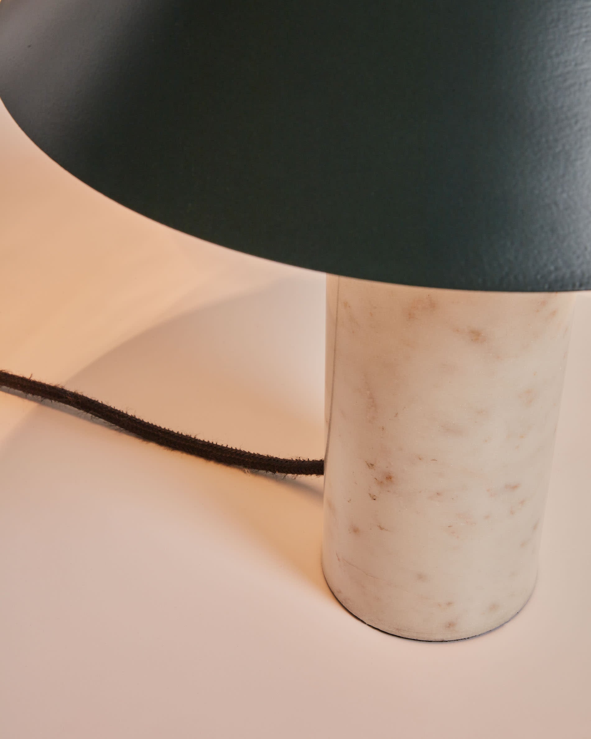 Moderne Valentine Tischlampe aus edlem weissem Marmor und grünem Metall, perfektes Licht für stilvolle Akzente in jedem Raum.
