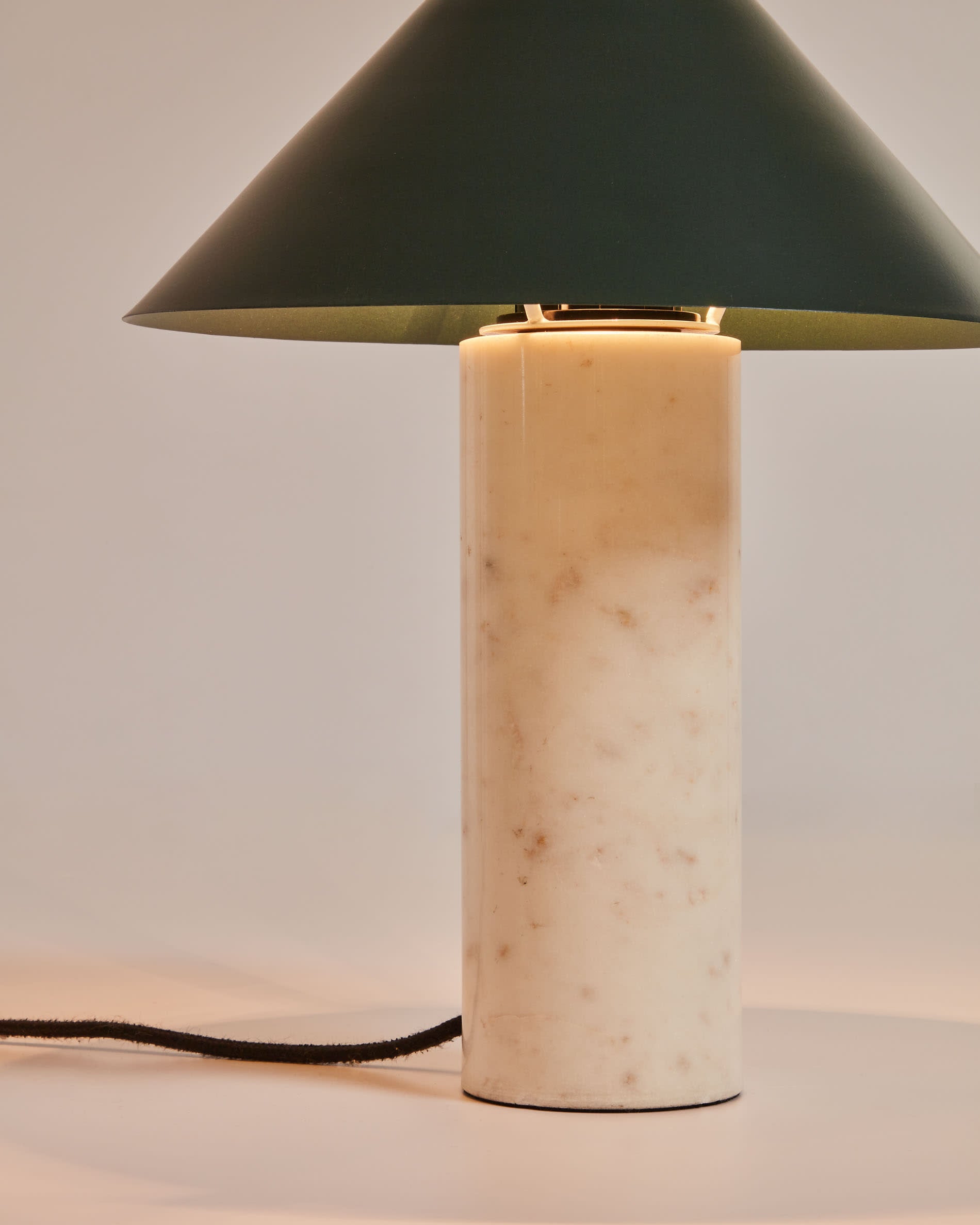Elegante Valentine Tischlampe aus hochwertigem weissem Marmor und grünem Metall, ideal für eine stilvolle Beleuchtung und Atmosphäre.