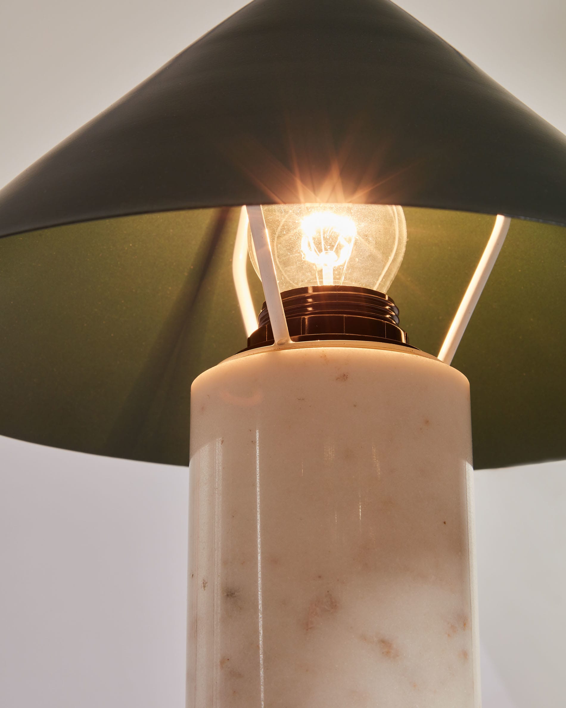 Moderne Valentine Tischlampe aus edlem weissem Marmor und grünem Metall, perfekt für stilvolle Akzente und gemütliche Beleuchtung.