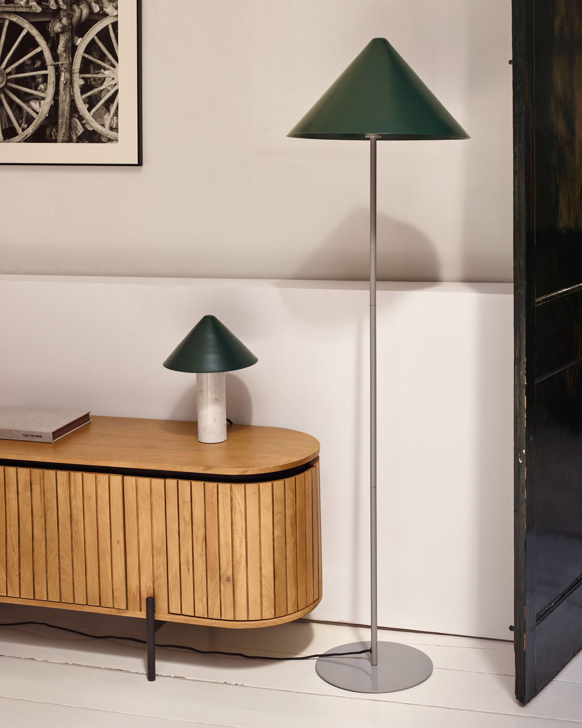 Elegante Valentine Tischlampe aus weissem Marmor und grünem Metall-Finish, ideal für stilvolle Wohnräume von Kave Home.