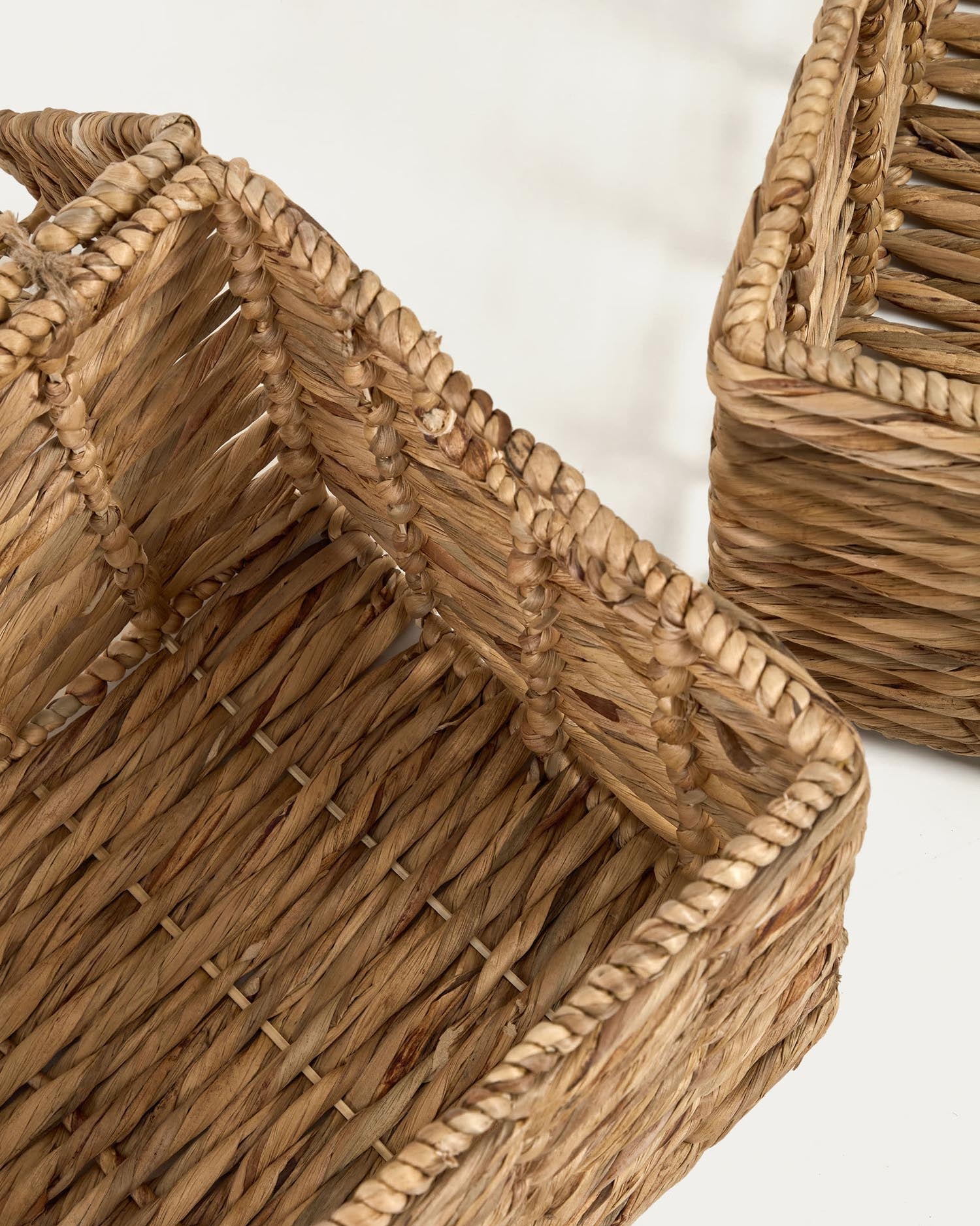 Handgefertigtes Set aus 2 Truhen aus Naturfasern mit natürlichem Finish, ideal für dekorative und praktische Aufbewahrung.