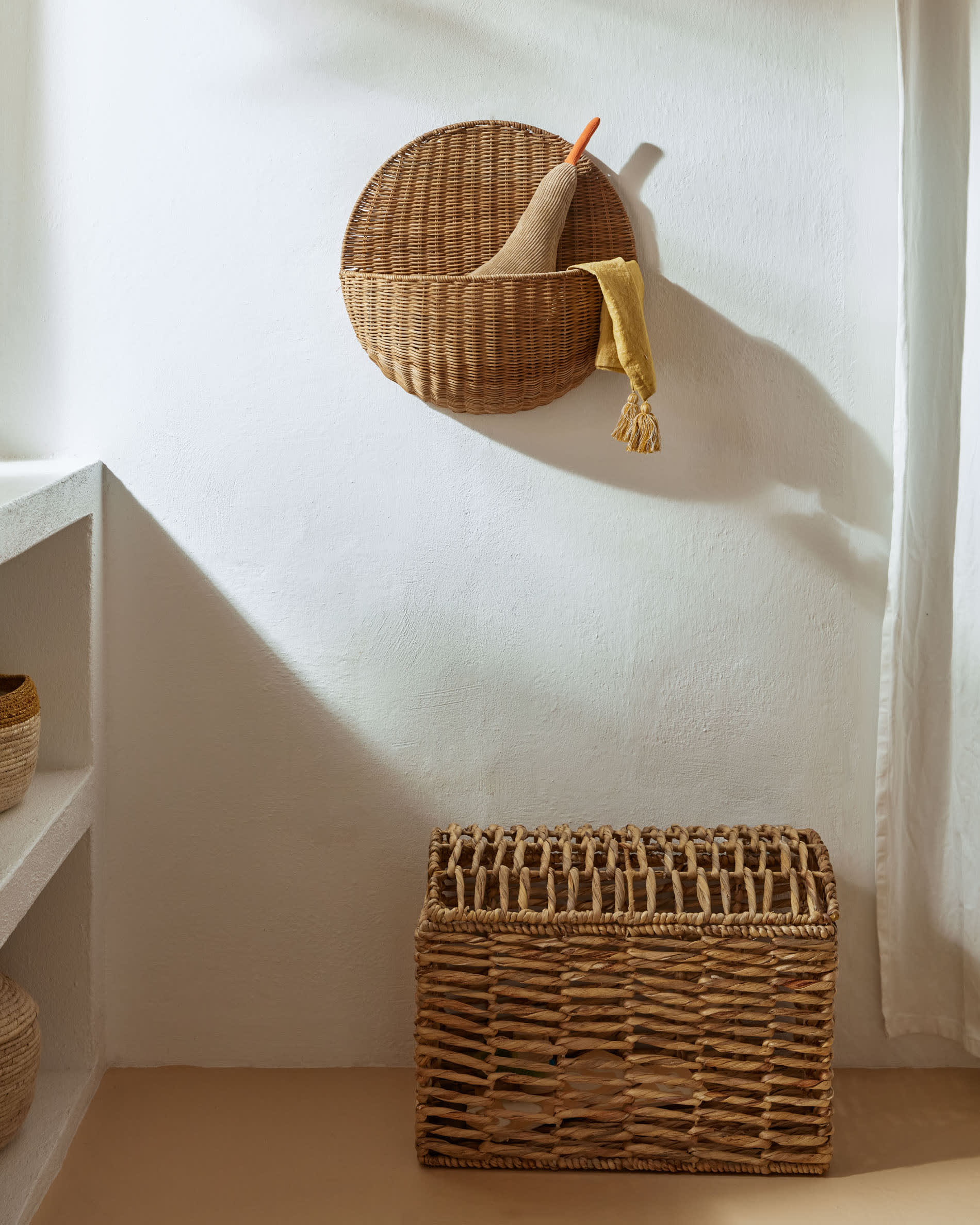 Set aus 2 handgefertigten Truhen aus Naturfasern mit natürlichem Finish, ideal für stilvolle Aufbewahrung und Dekoration.