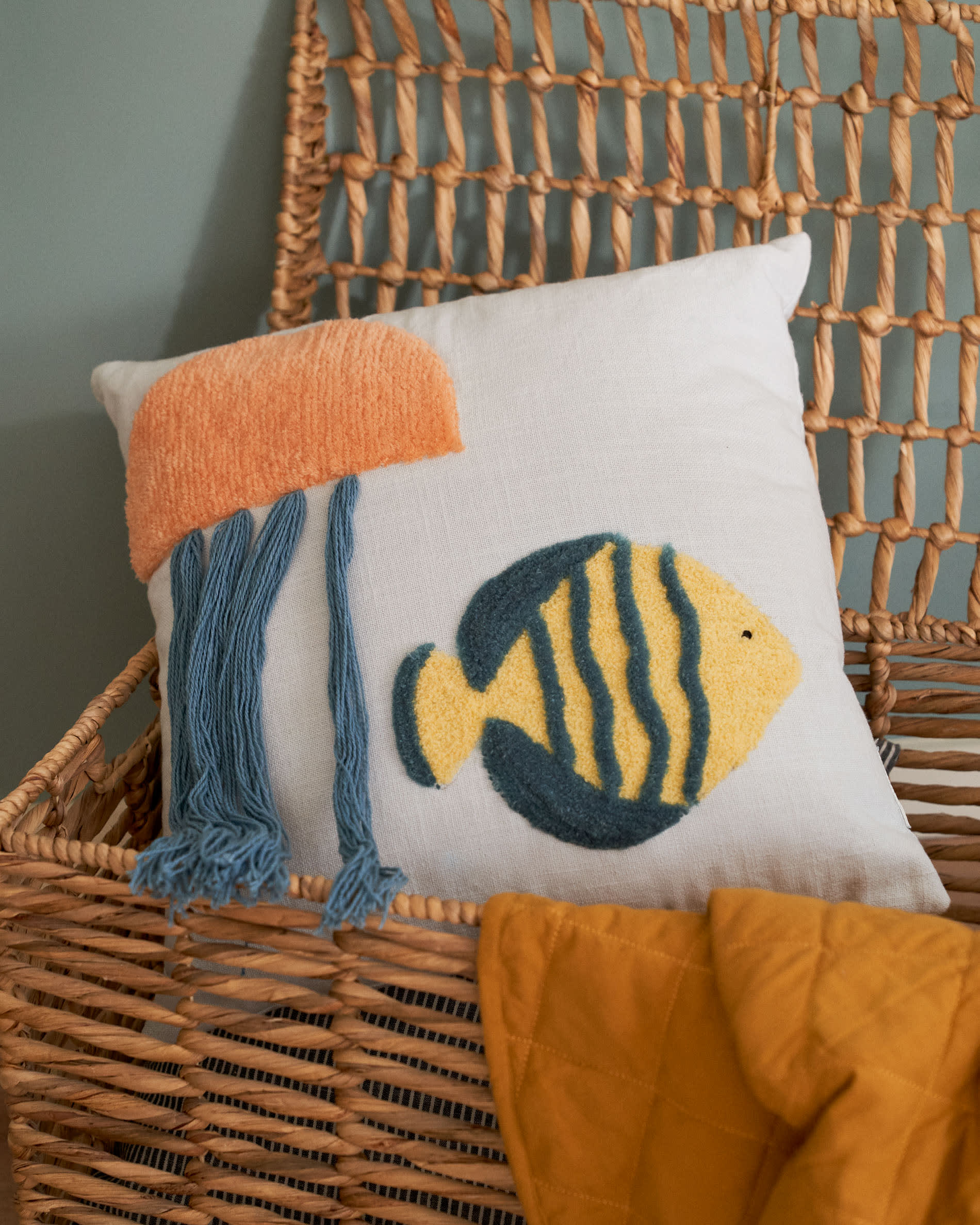 Set aus 2 Truhen aus Naturfasern mit natürlichem Finish, ideal für dekorative und praktische Aufbewahrung in Ihrem Zuhause.